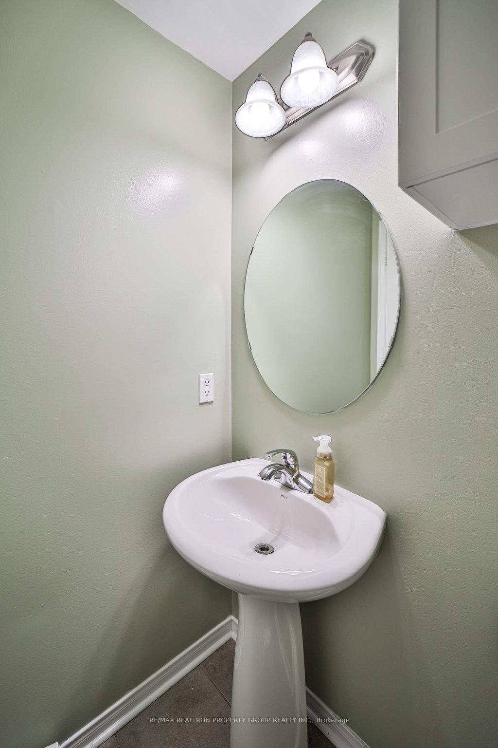 Photo 23 of 950 Taggart Crescent, Oshawa, Pinecrest — HOMEH