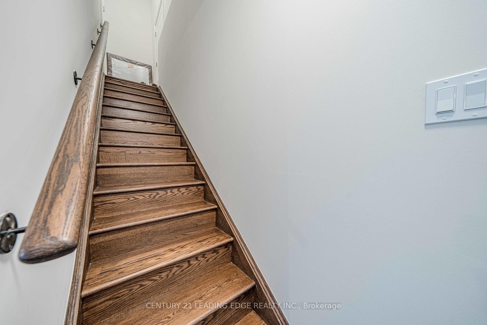Photo 3 of 523 Kleinburg Summit Way, Vaughan, Kleinburg — HOMEH