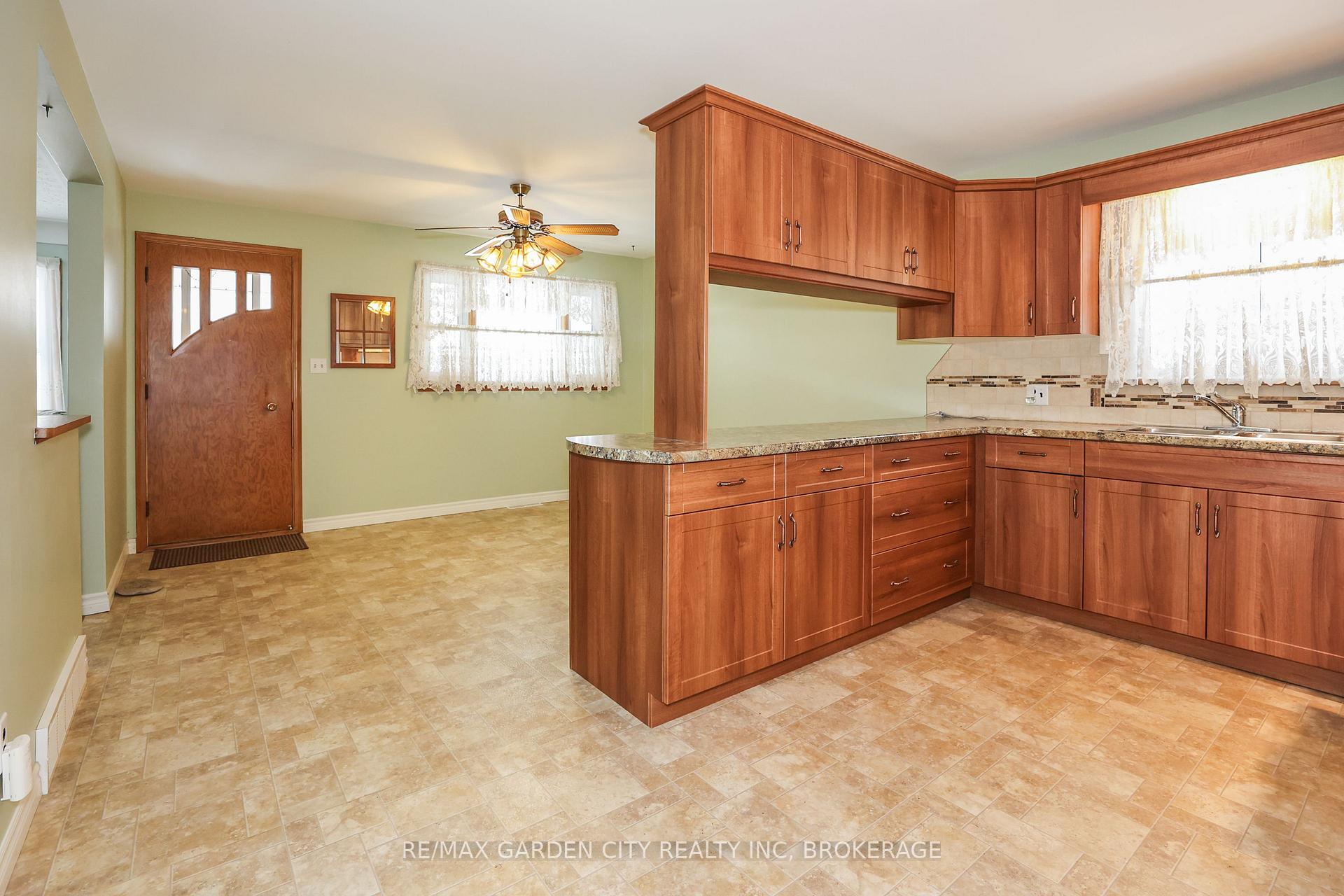 Photo 9 of 32 Sauer Avenue, Welland, Lincoln/Crowland — HOMEH