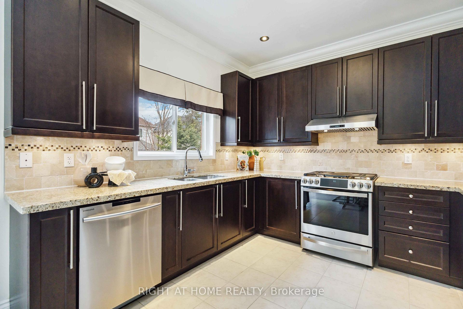 Photo 18 of 56 Northern Dancer Drive, Oshawa, Windfields — HOMEH