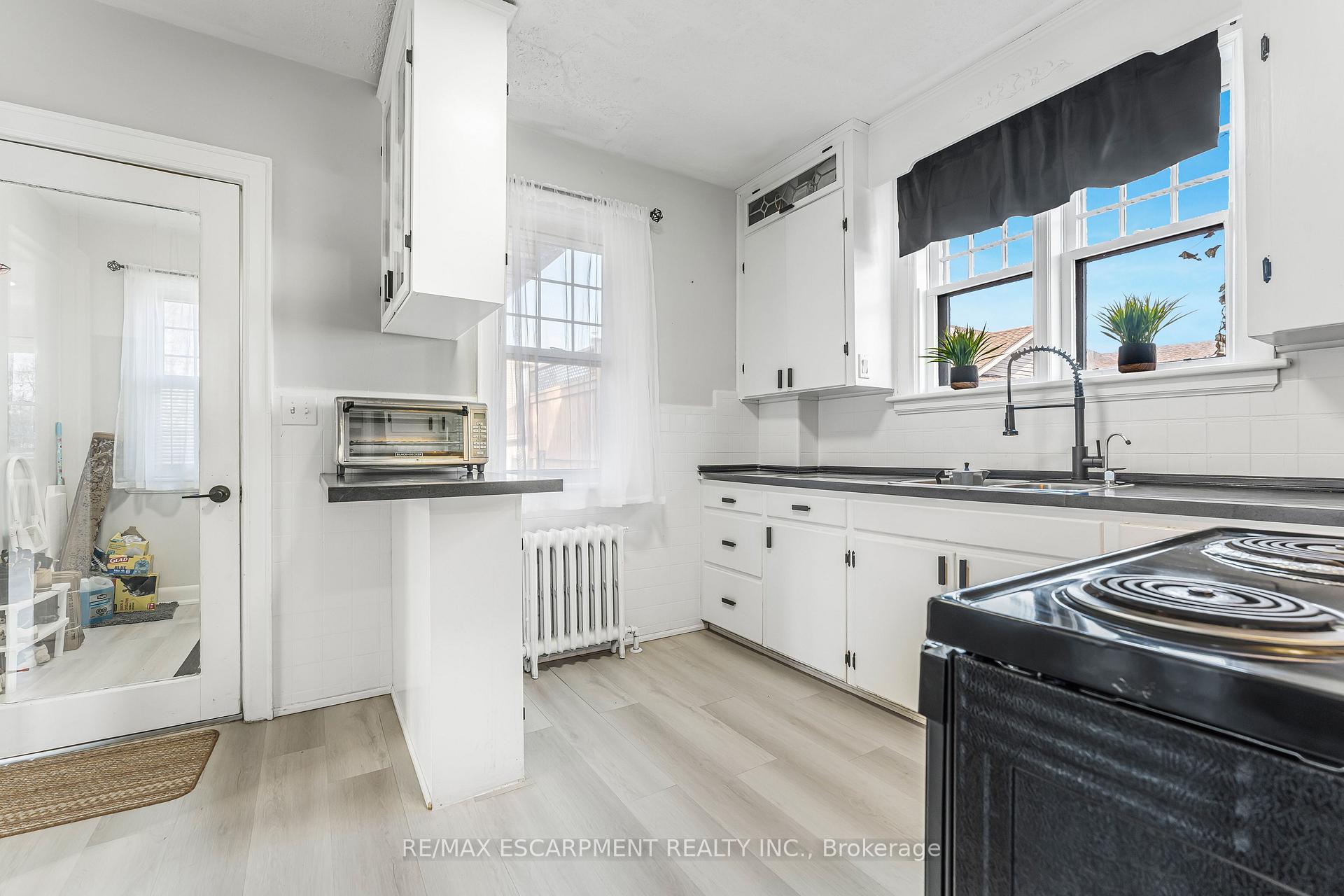 Photo 15 of 437 Niagara Street, Welland, Prince Charles — HOMEH