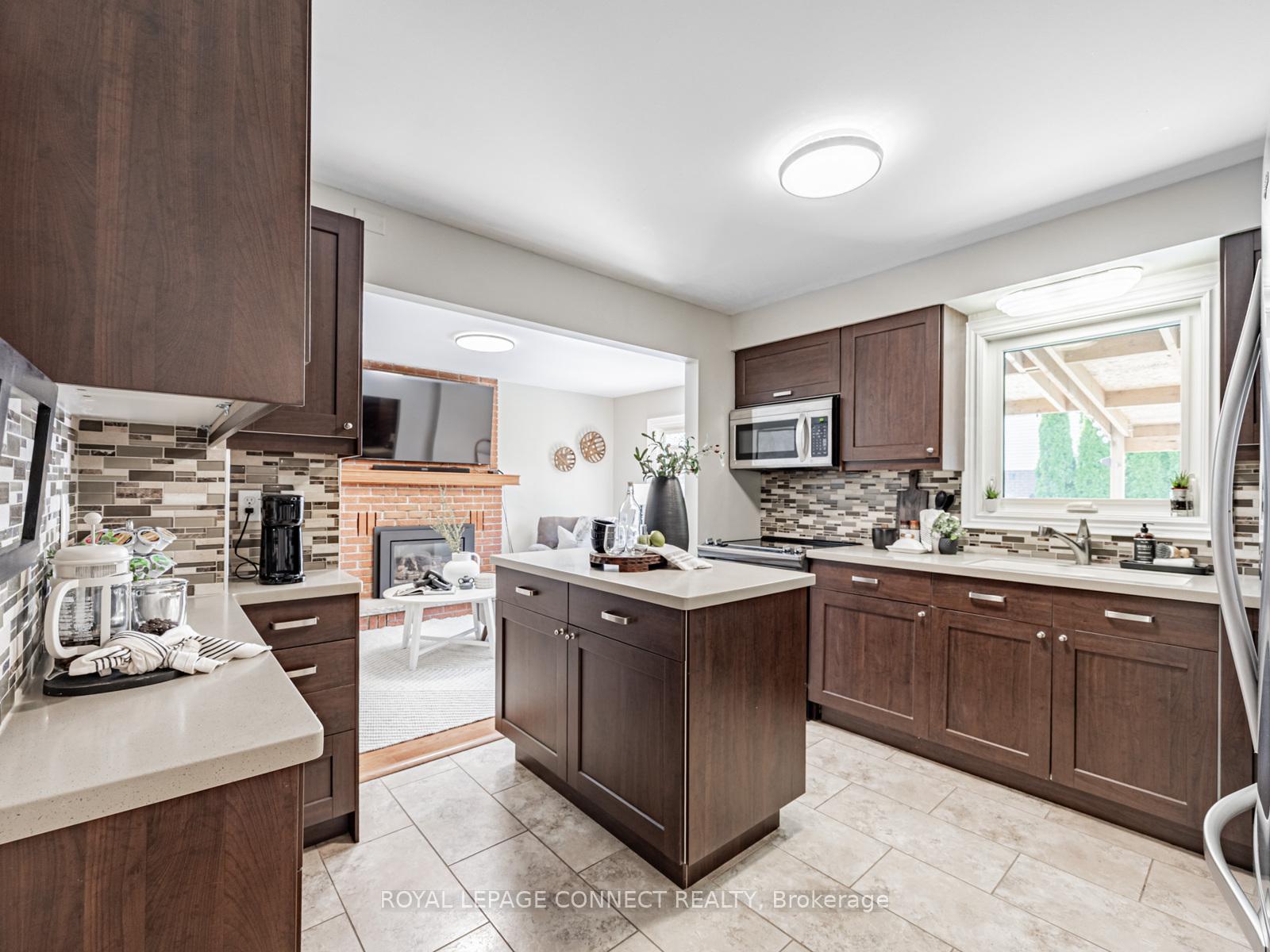 Photo 12 of 44 Regency Crescent, Whitby, Downtown Whitby — HOMEH