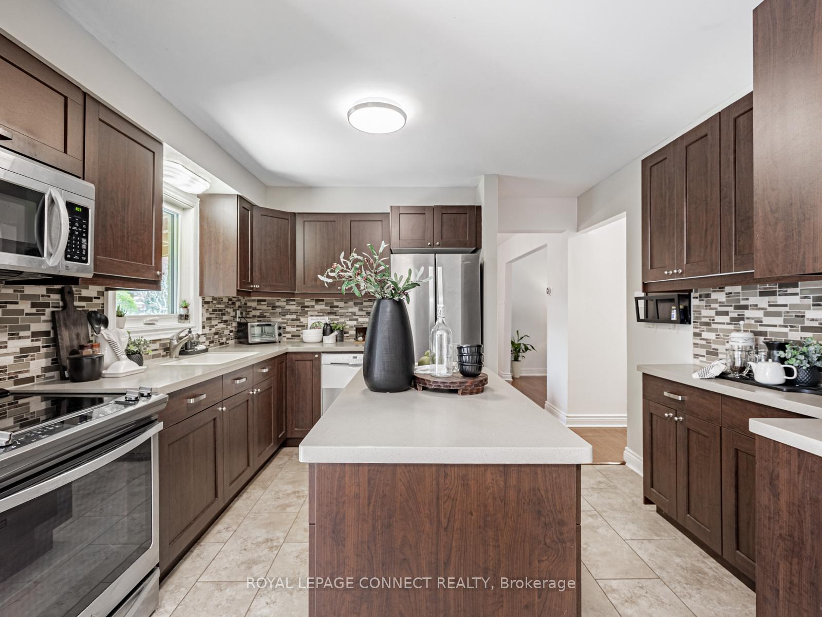 Photo 14 of 44 Regency Crescent, Whitby, Downtown Whitby — HOMEH