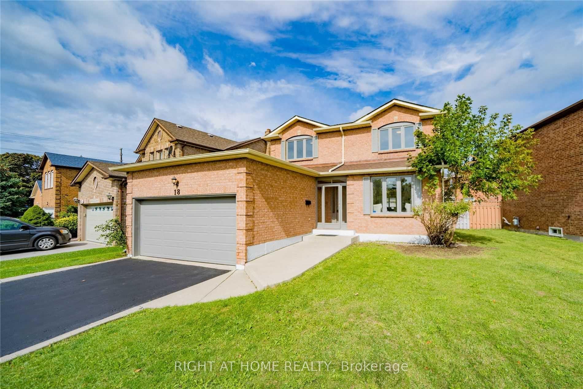 Photo 1 of 18 Dina Road, Vaughan, Maple — HOMEH