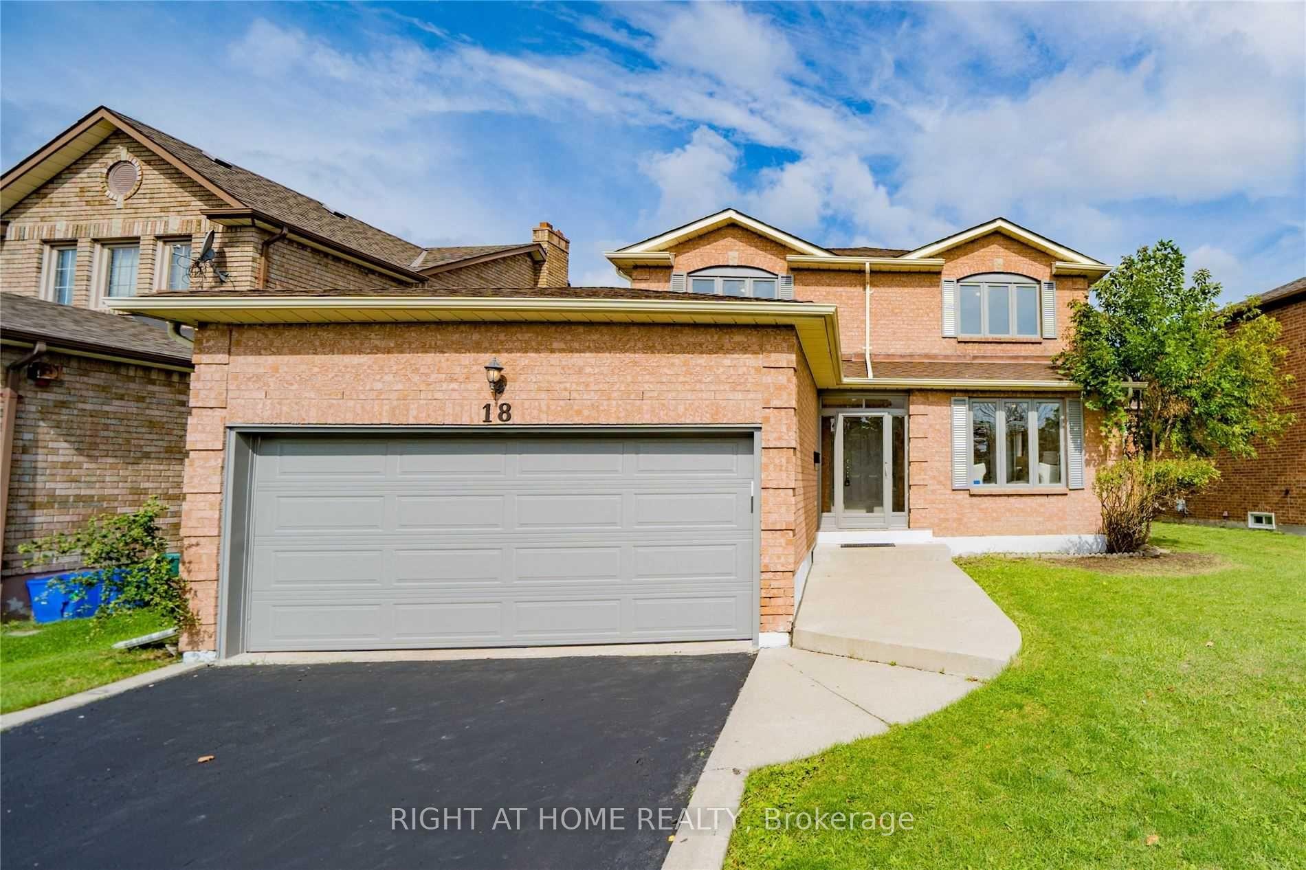 Photo 2 of 18 Dina Road, Vaughan, Maple — HOMEH