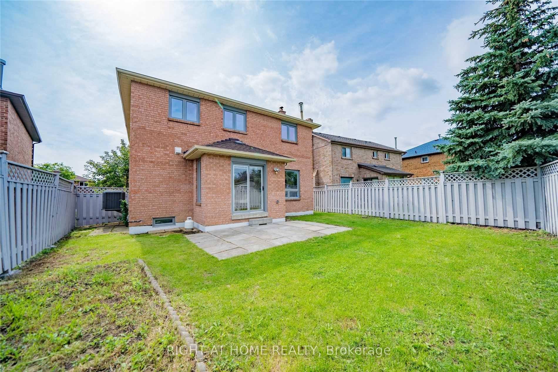 Photo 3 of 18 Dina Road, Vaughan, Maple — HOMEH