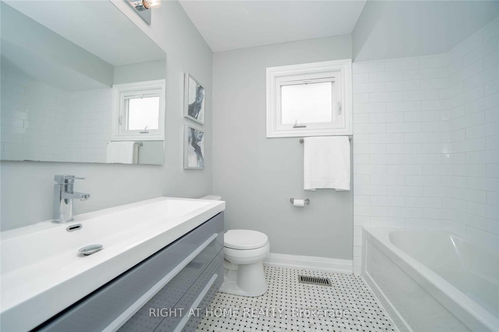 Photo 4 of 18 Dina Road, Vaughan, Maple — HOMEH