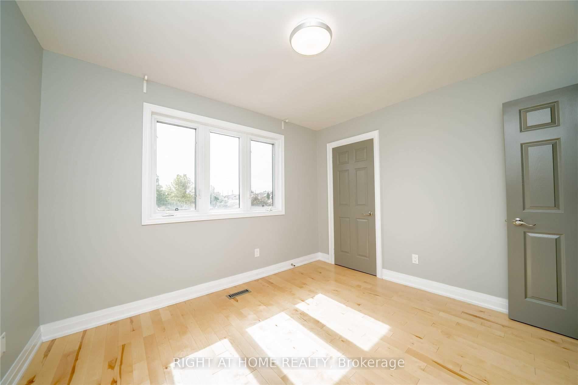 Photo 6 of 18 Dina Road, Vaughan, Maple — HOMEH