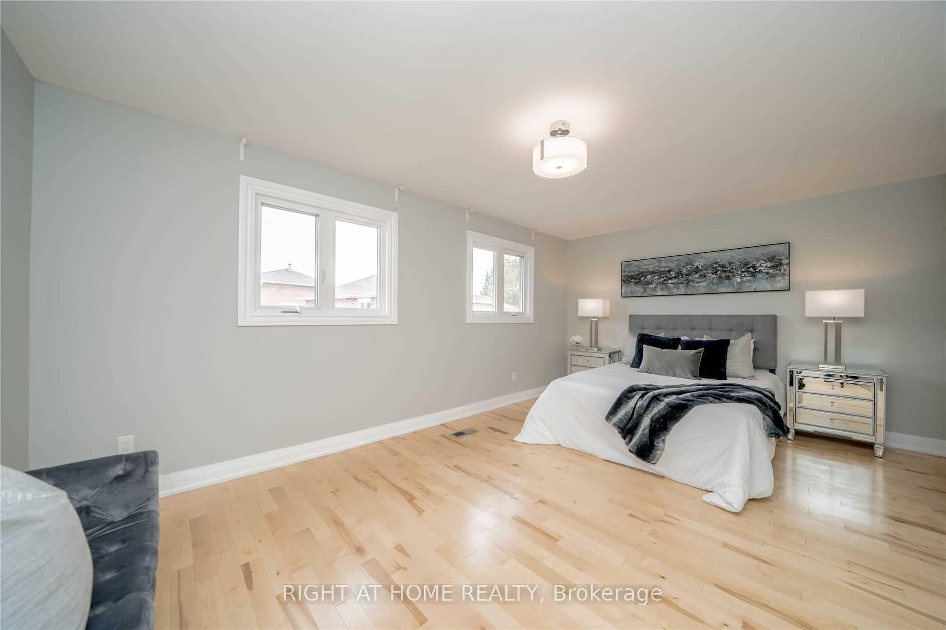 Photo 8 of 18 Dina Road, Vaughan, Maple — HOMEH
