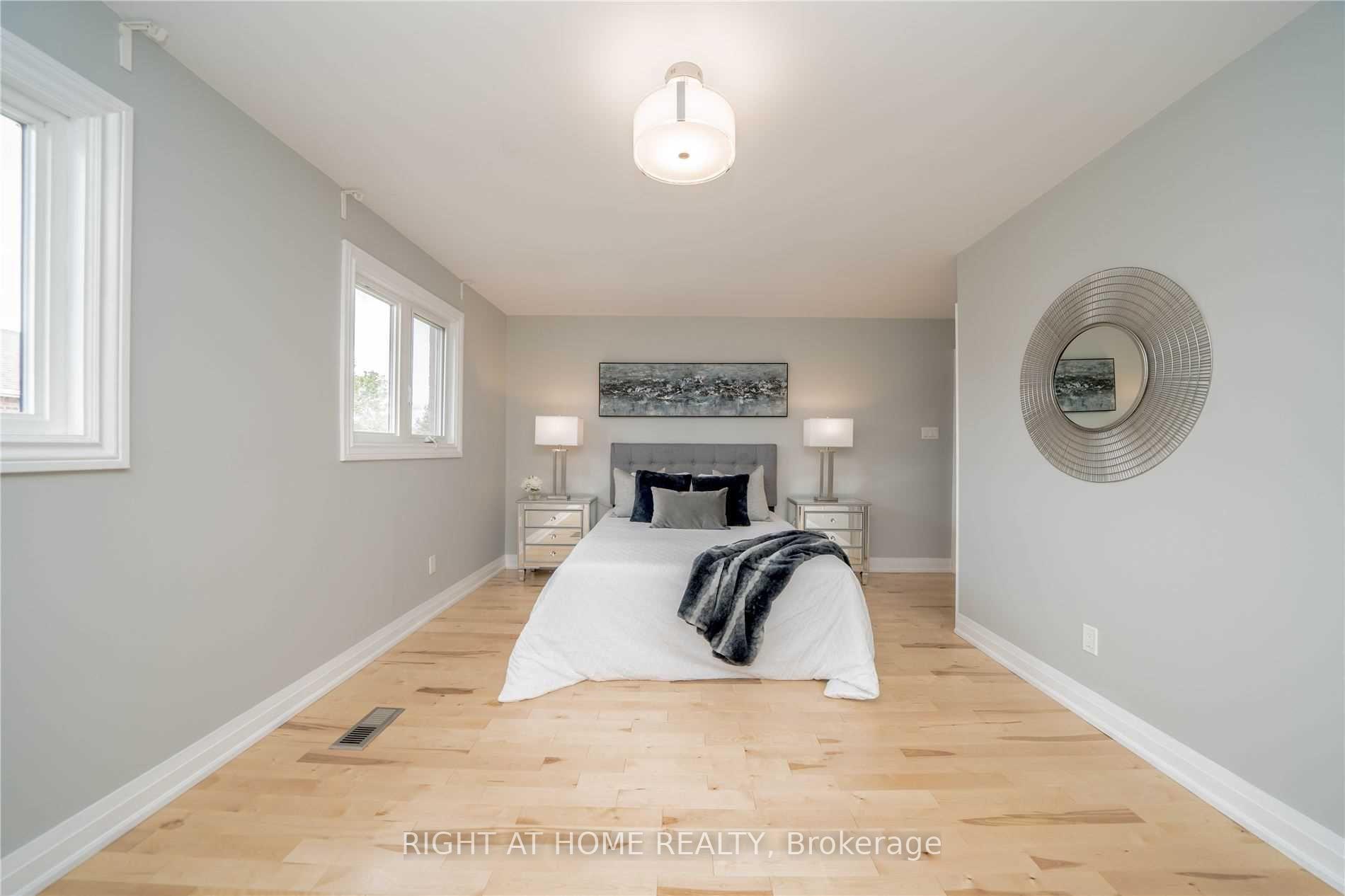 Photo 9 of 18 Dina Road, Vaughan, Maple — HOMEH