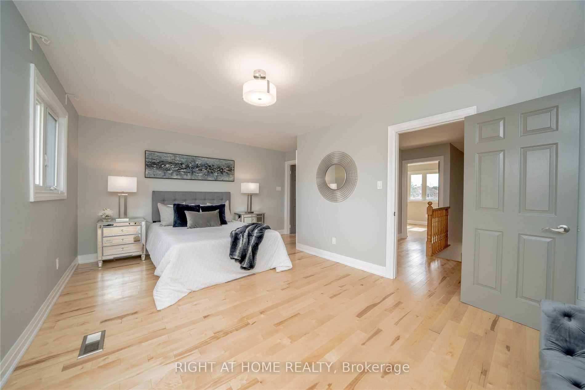 Photo 10 of 18 Dina Road, Vaughan, Maple — HOMEH