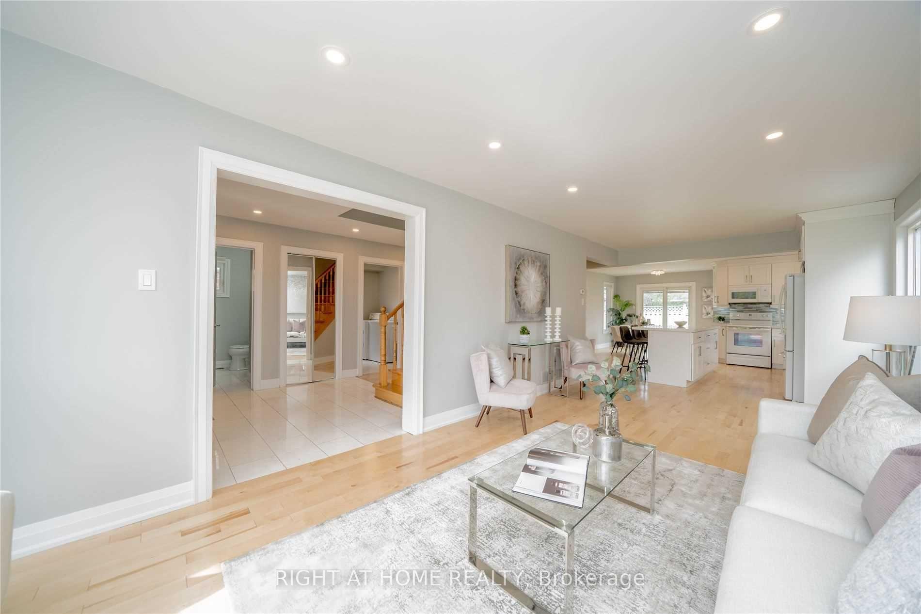 Photo 11 of 18 Dina Road, Vaughan, Maple — HOMEH