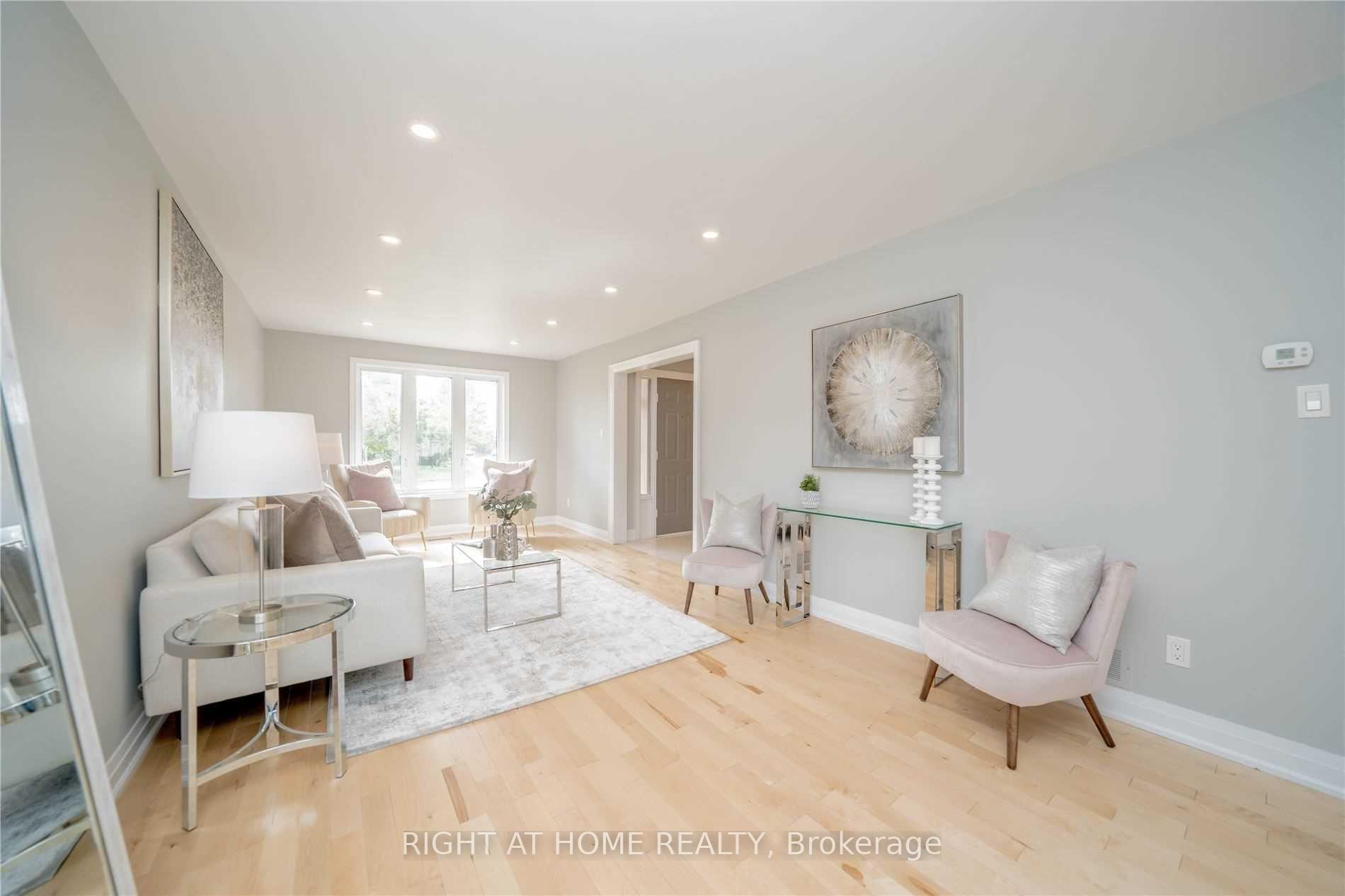 Photo 12 of 18 Dina Road, Vaughan, Maple — HOMEH