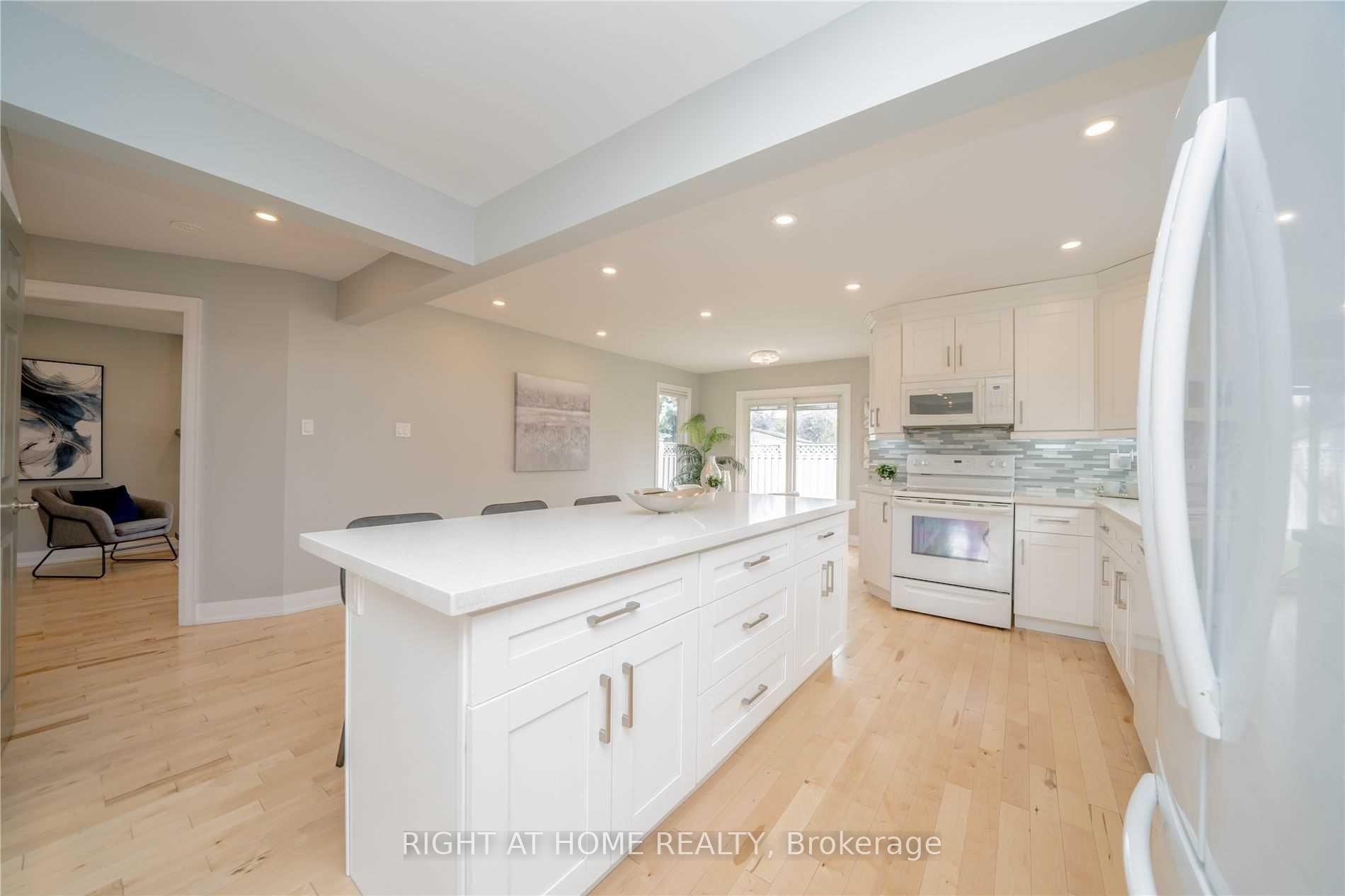 Photo 13 of 18 Dina Road, Vaughan, Maple — HOMEH