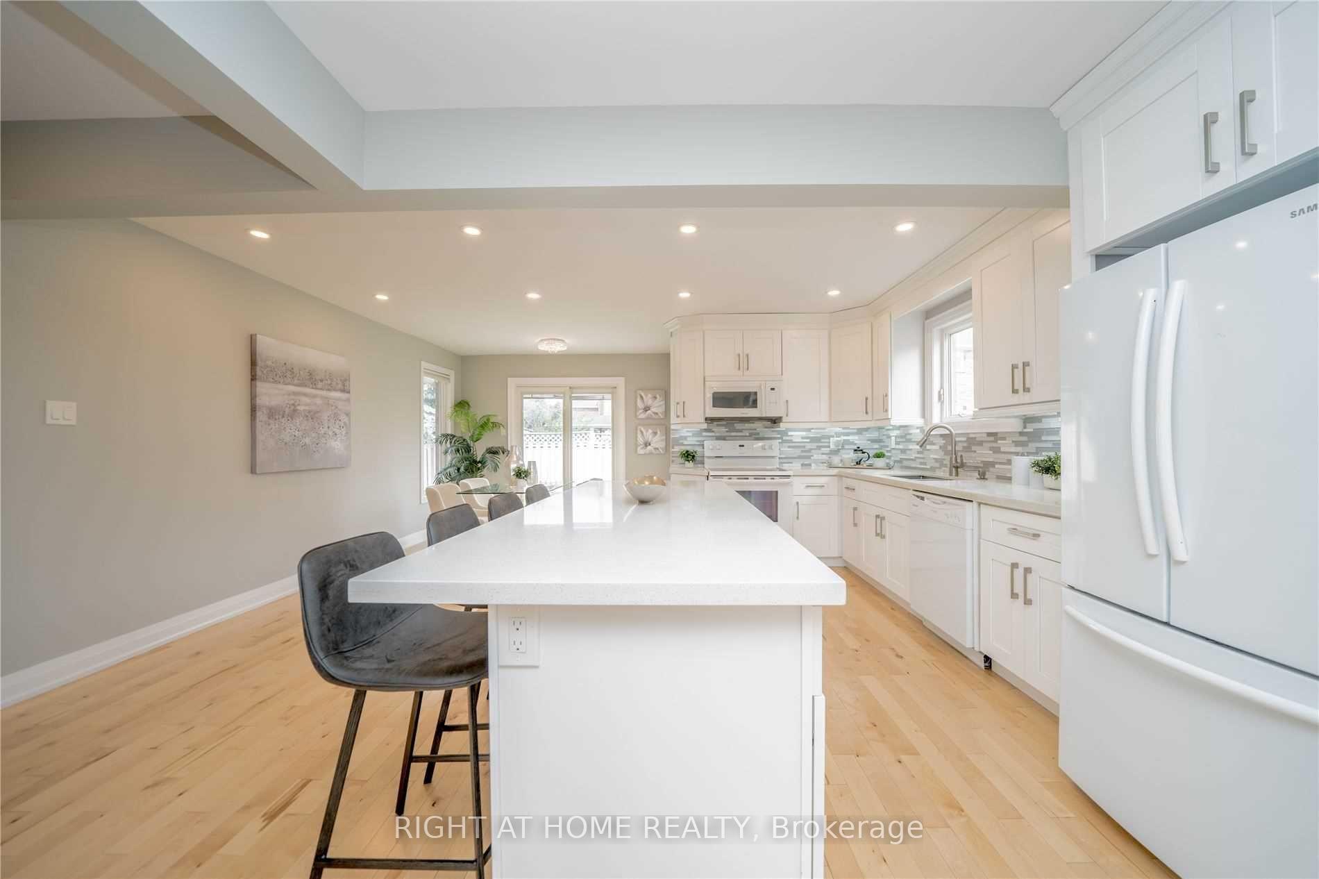 Photo 14 of 18 Dina Road, Vaughan, Maple — HOMEH