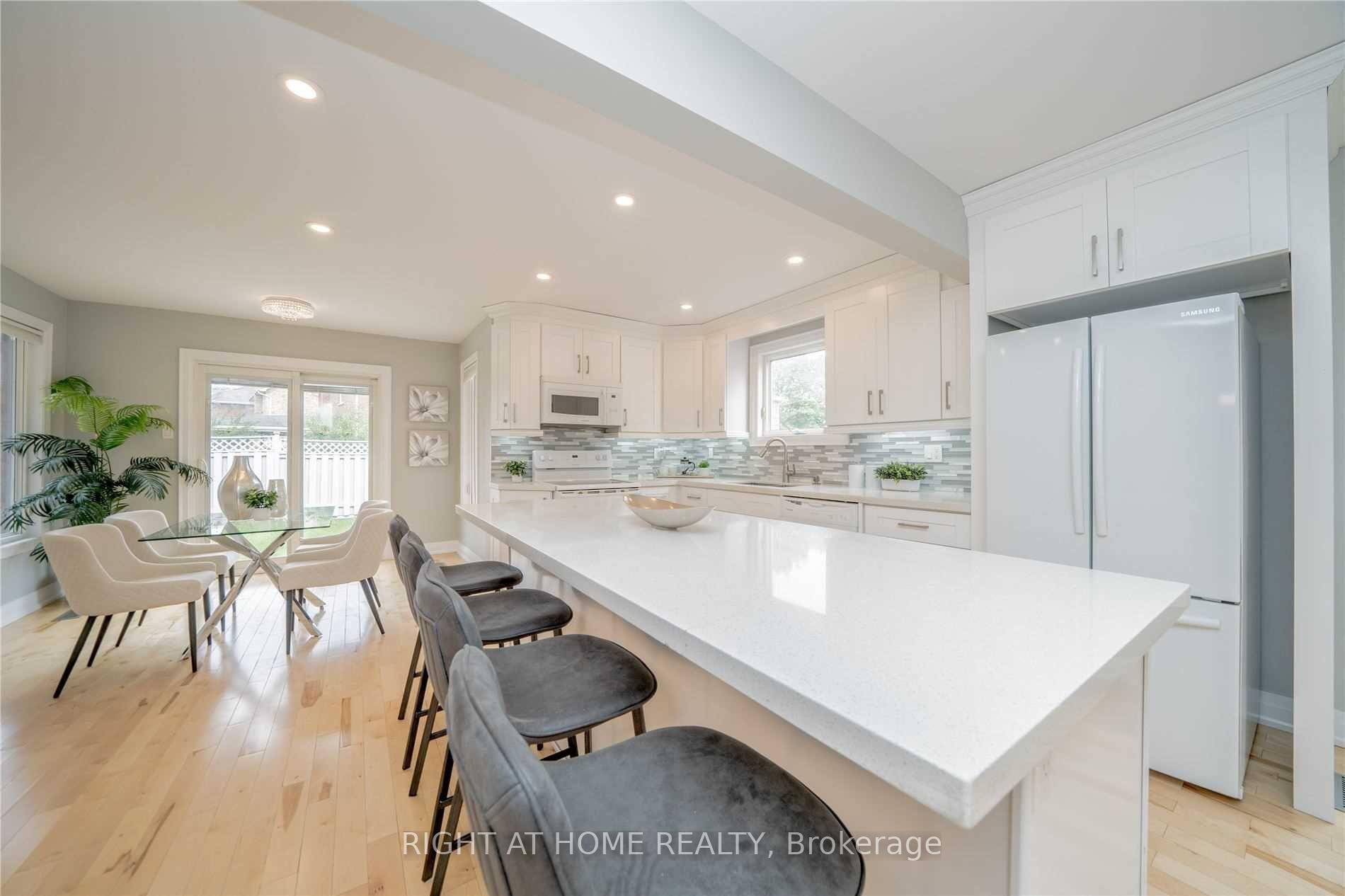 Photo 15 of 18 Dina Road, Vaughan, Maple — HOMEH