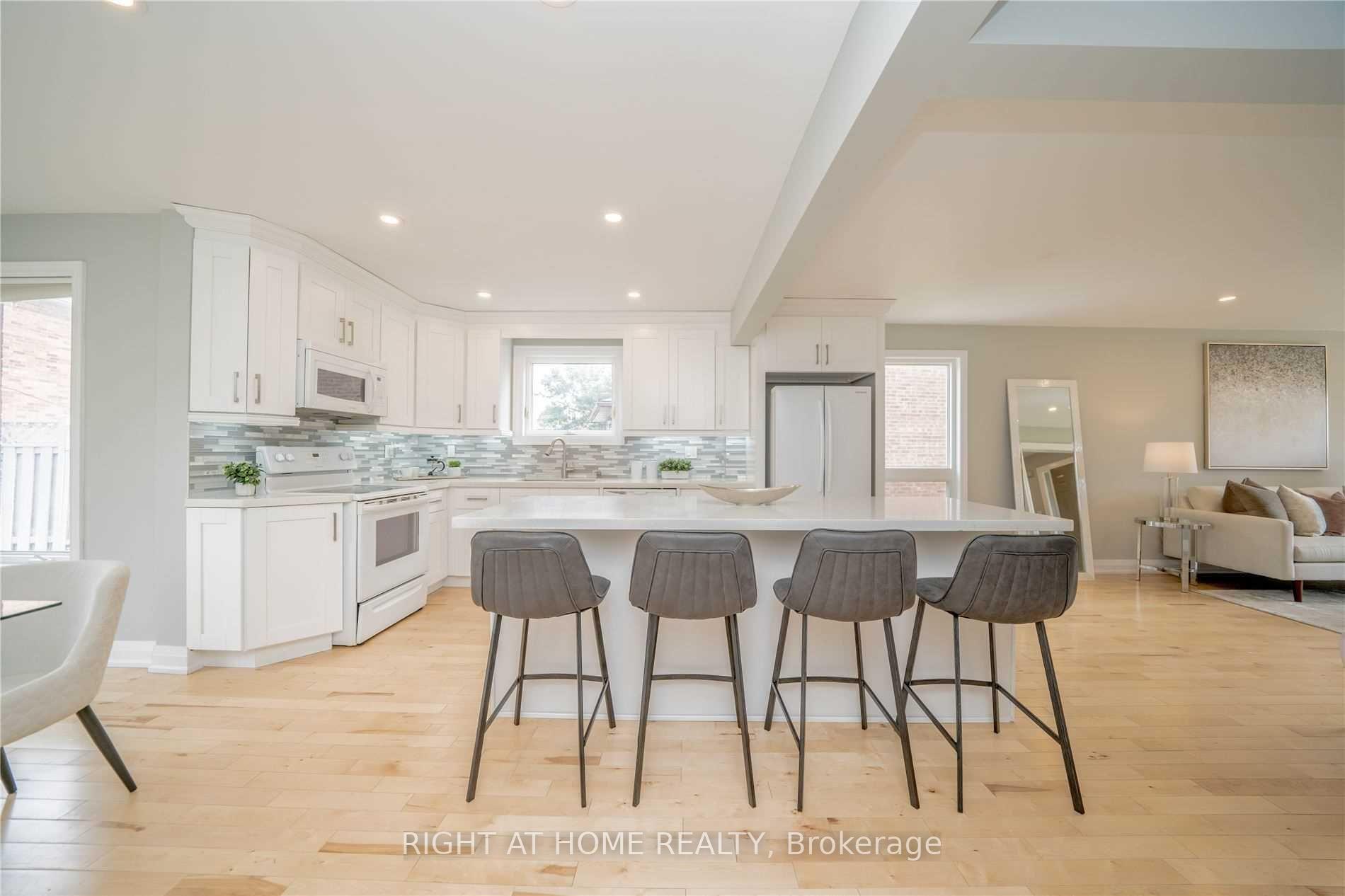 Photo 16 of 18 Dina Road, Vaughan, Maple — HOMEH
