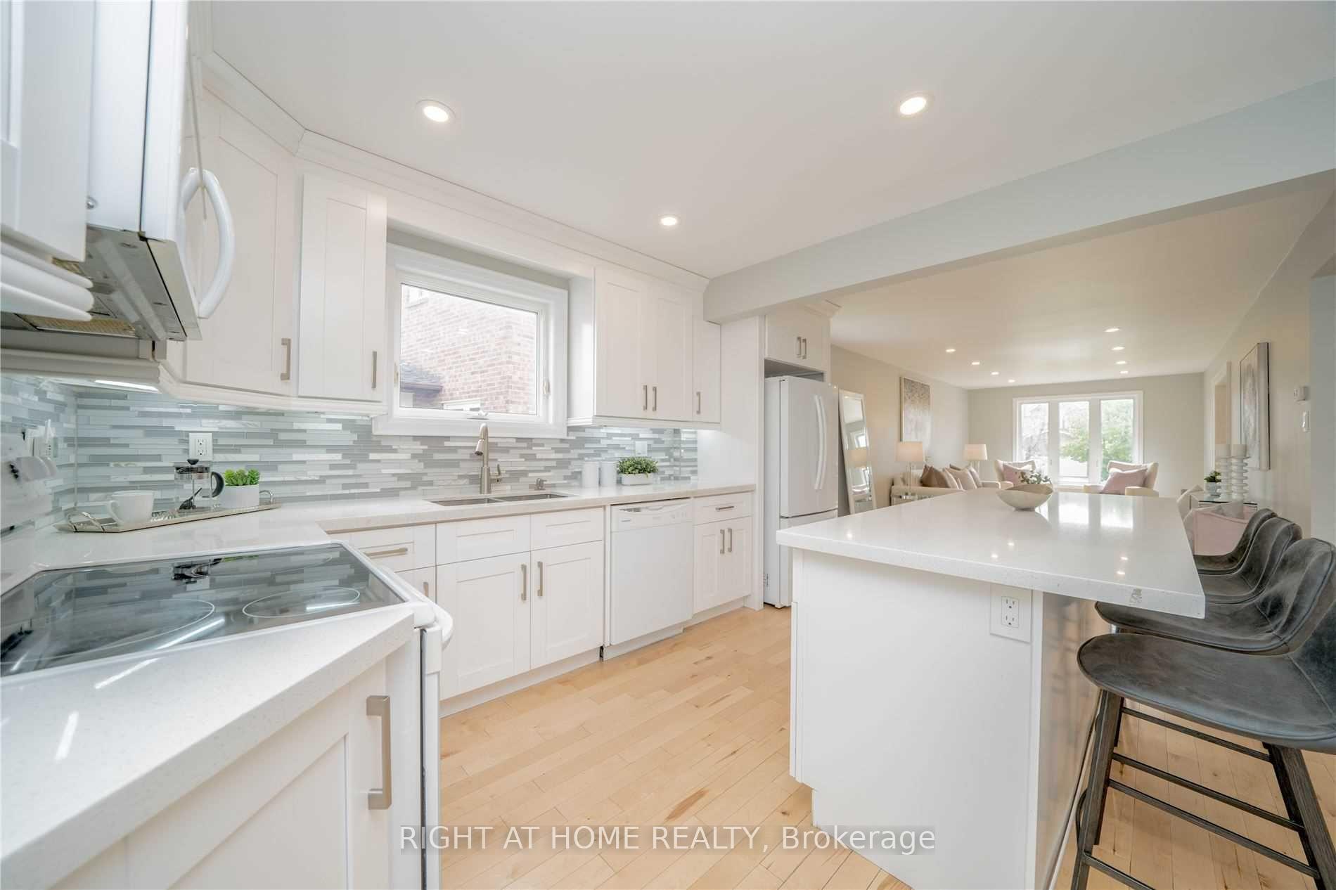 Photo 17 of 18 Dina Road, Vaughan, Maple — HOMEH