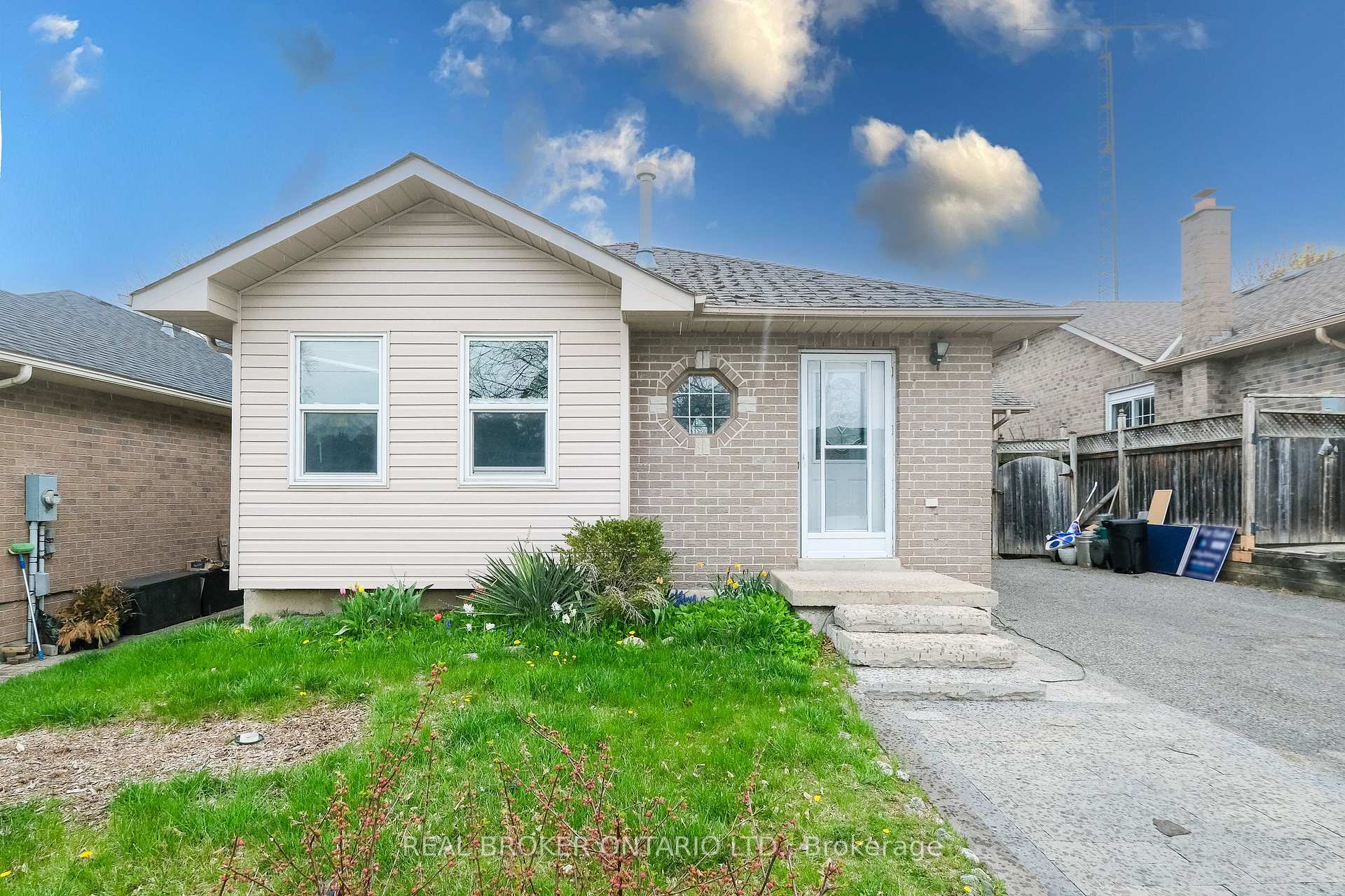 Photo 2 of 208 Johnson Avenue, Whitby, Blue Grass Meadows — HOMEH