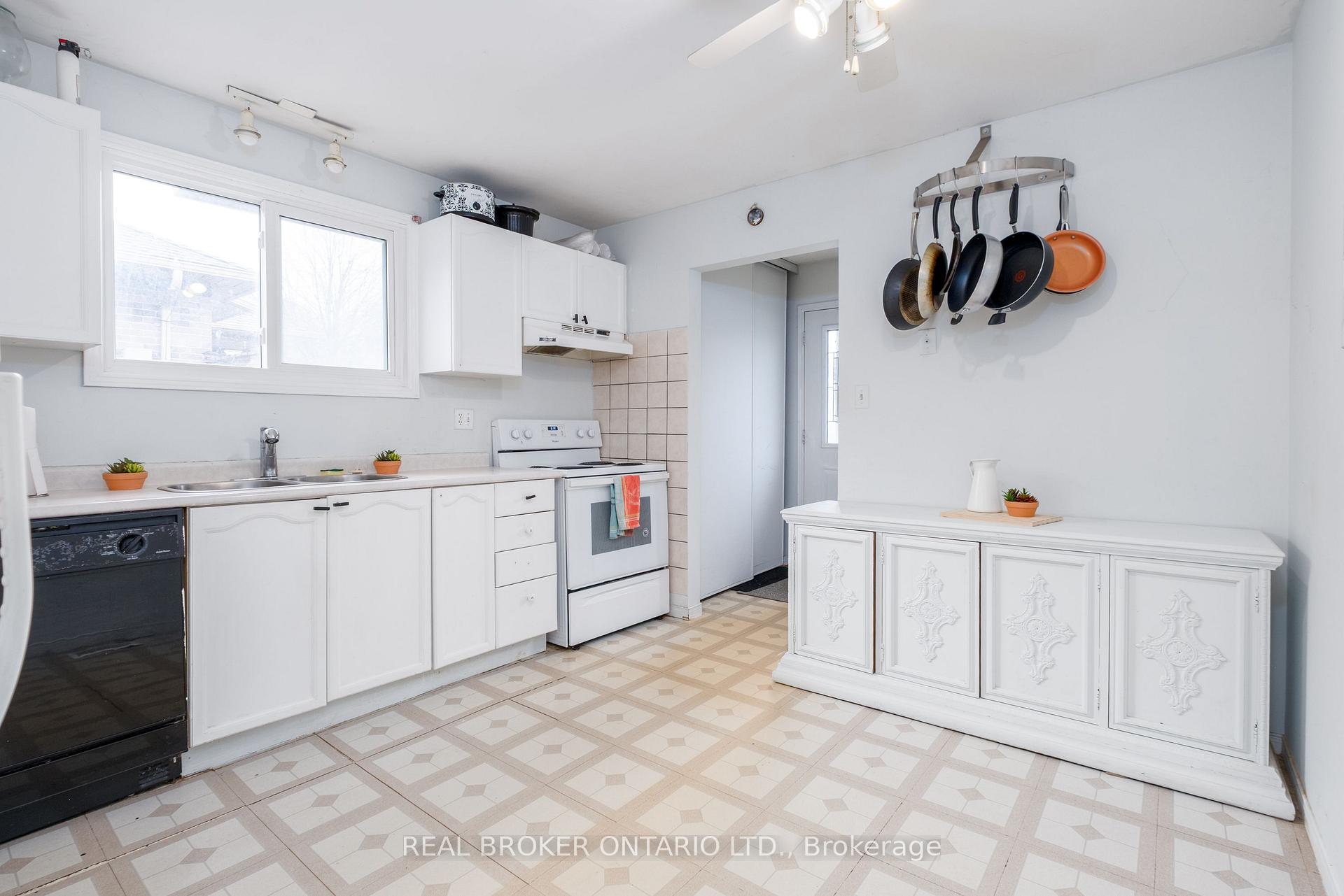 Photo 4 of 208 Johnson Avenue, Whitby, Blue Grass Meadows — HOMEH