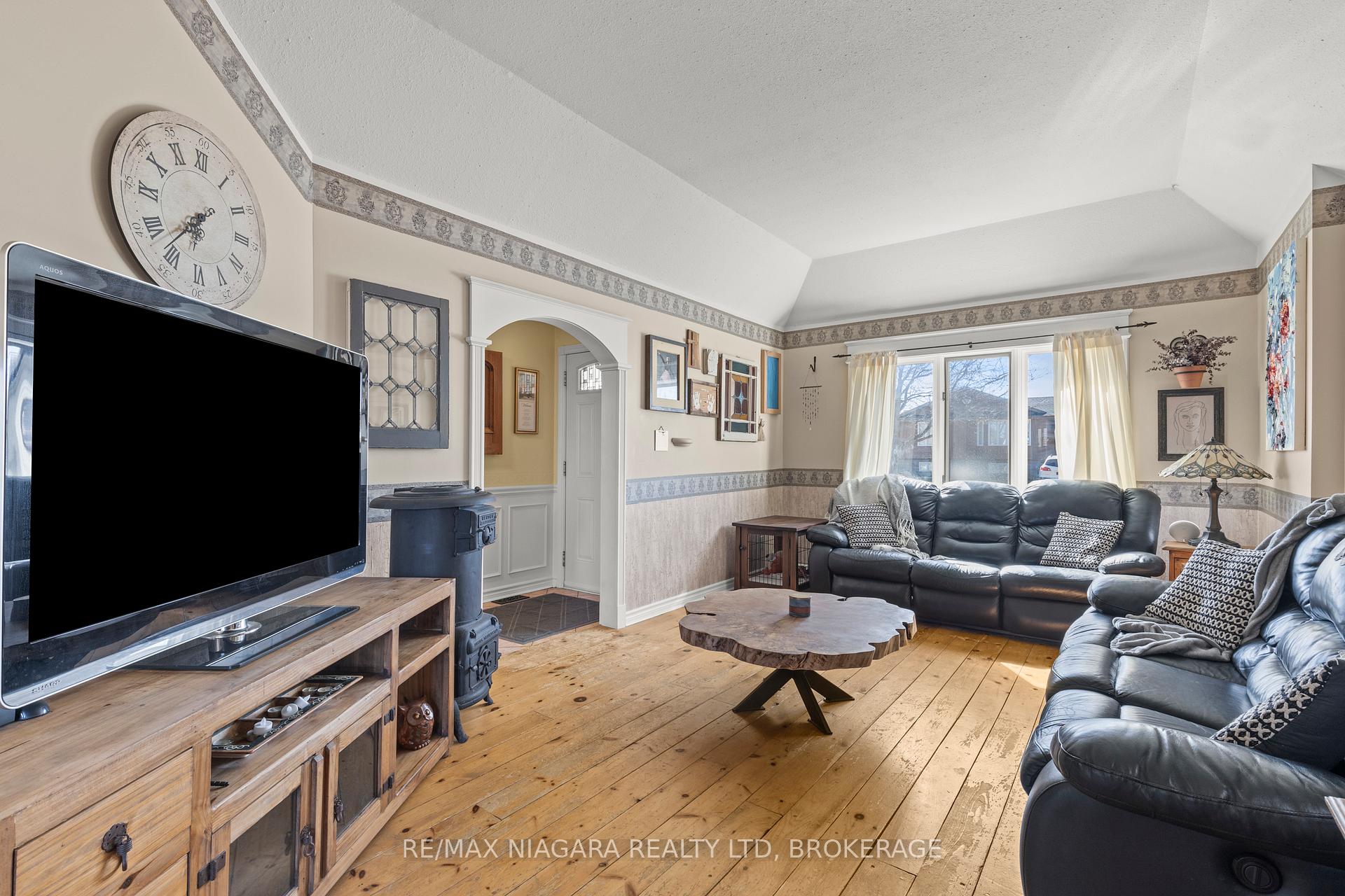 Photo 7 of 4 Cedarvale Crescent, Welland, N. Welland — HOMEH