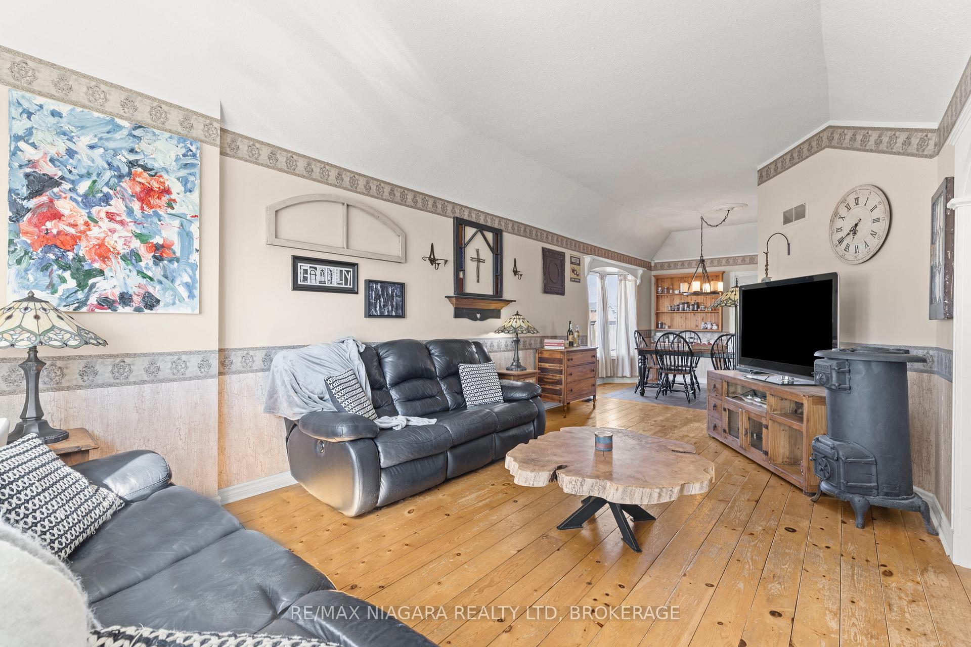 Photo 8 of 4 Cedarvale Crescent, Welland, N. Welland — HOMEH
