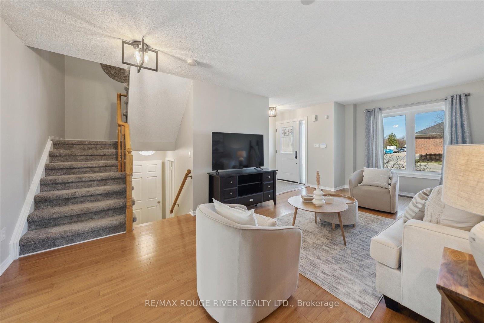 Photo 10 of 191 Carnwith Drive E, Whitby, Brooklin — HOMEH