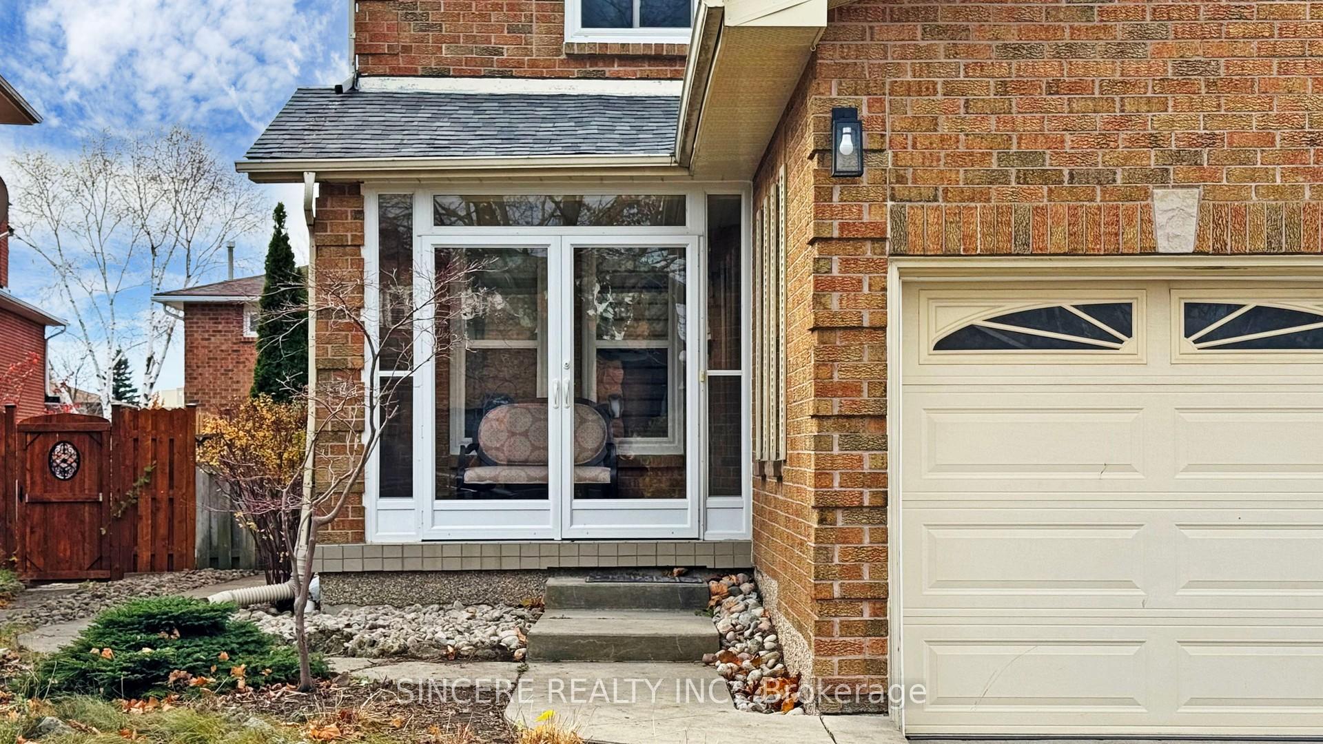 Photo 2 of 55 Sterling Crescent, Vaughan, Maple — HOMEH