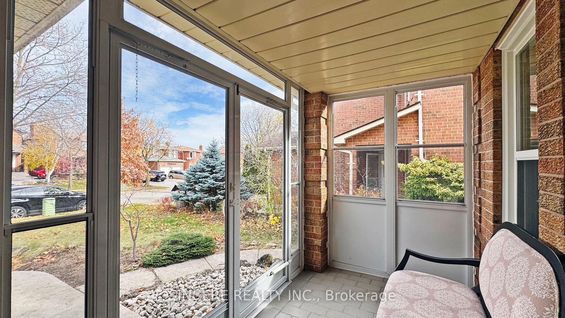 Photo 3 of 55 Sterling Crescent, Vaughan, Maple — HOMEH