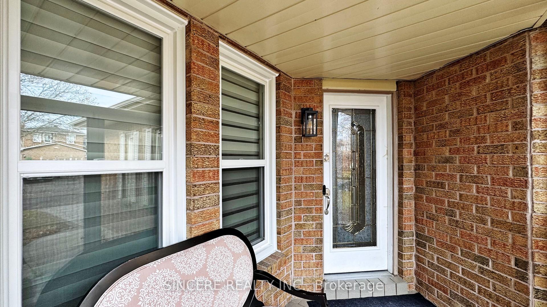 Photo 4 of 55 Sterling Crescent, Vaughan, Maple — HOMEH