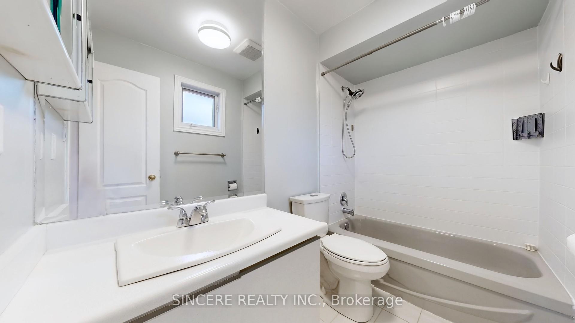 Photo 20 of 55 Sterling Crescent, Vaughan, Maple — HOMEH