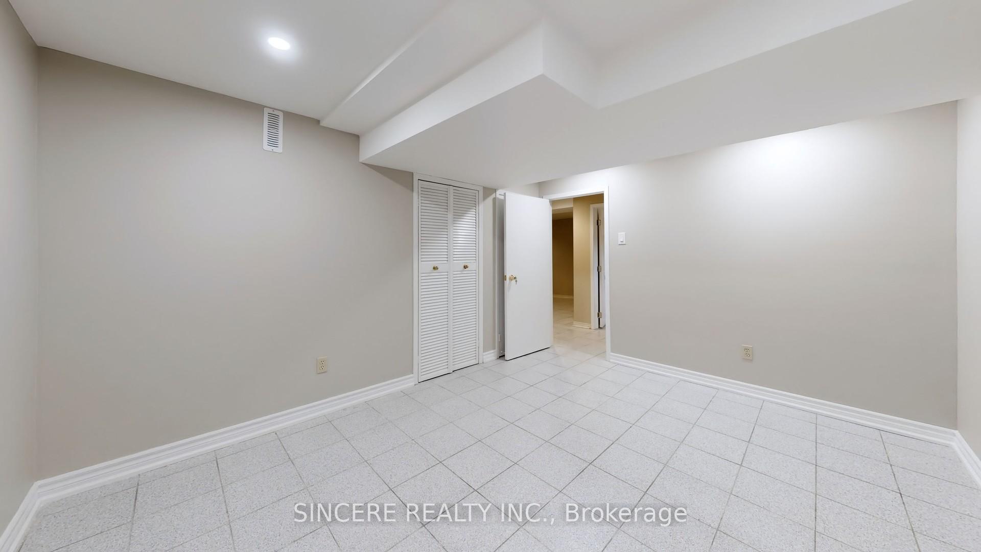 Photo 35 of 55 Sterling Crescent, Vaughan, Maple — HOMEH