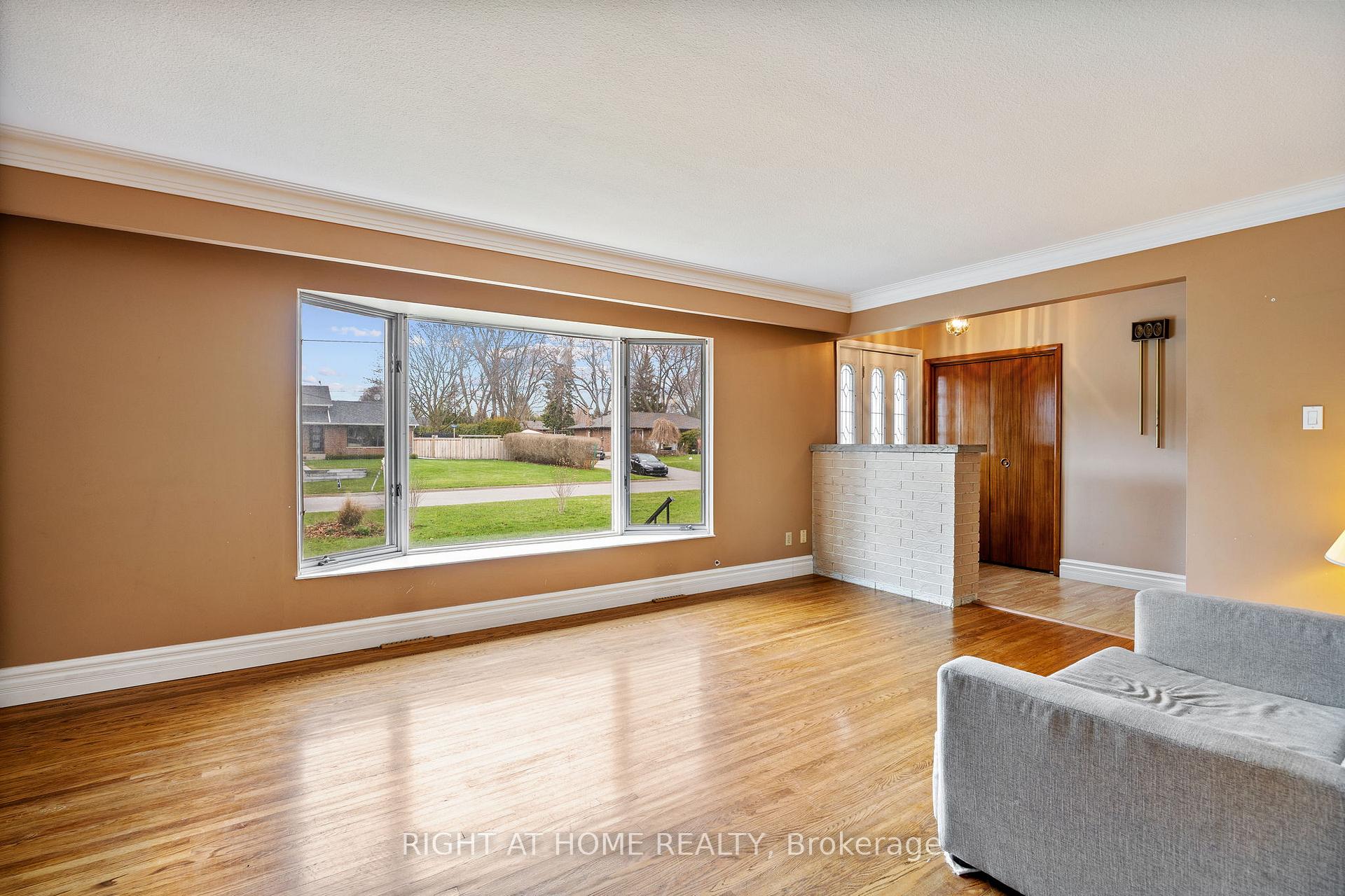 Photo 2 of 33 Jeanne Court, Whitby, Blue Grass Meadows — HOMEH