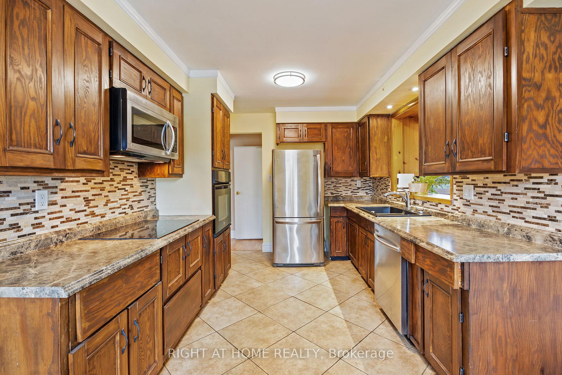 Photo 4 of 33 Jeanne Court, Whitby, Blue Grass Meadows — HOMEH