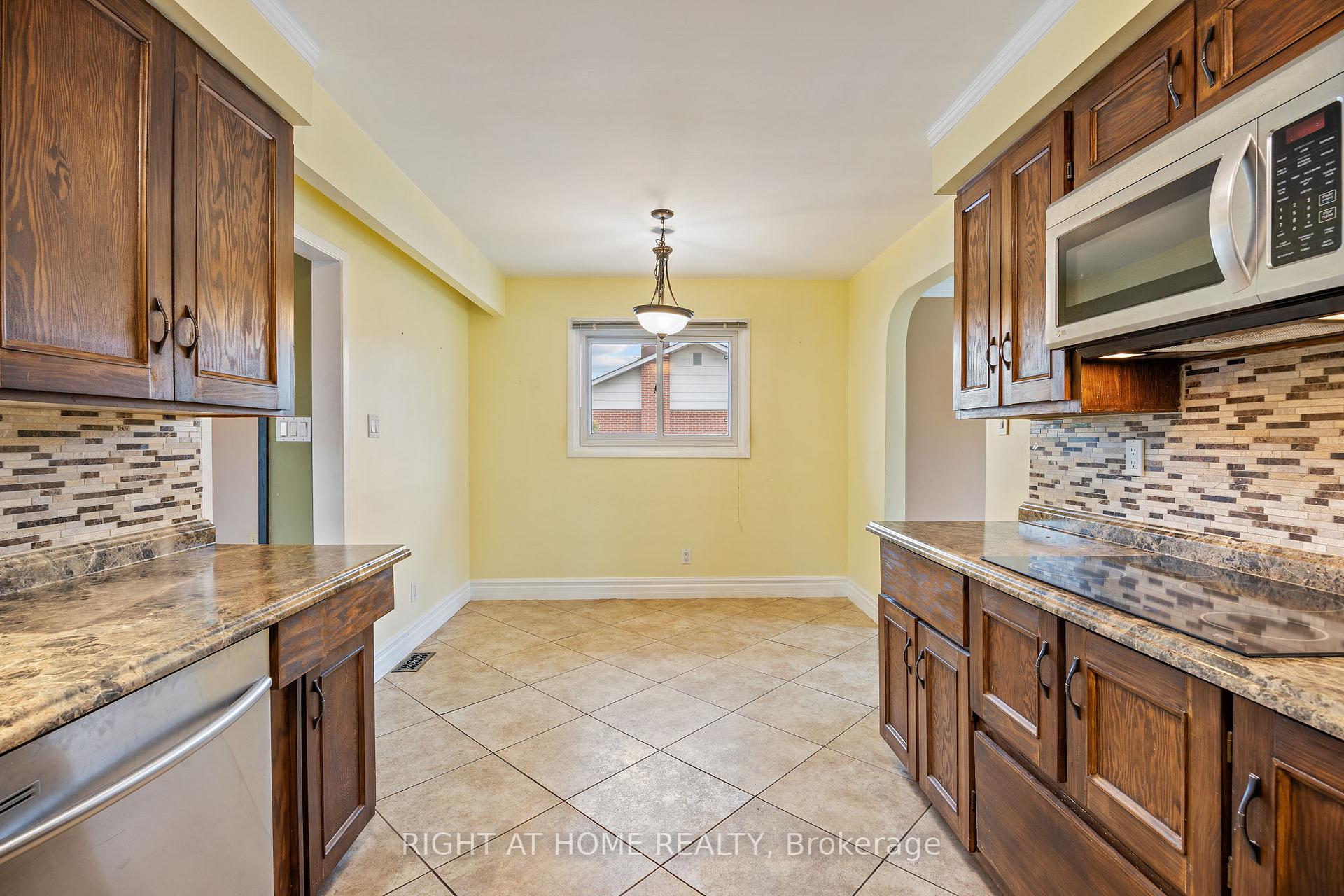 Photo 5 of 33 Jeanne Court, Whitby, Blue Grass Meadows — HOMEH
