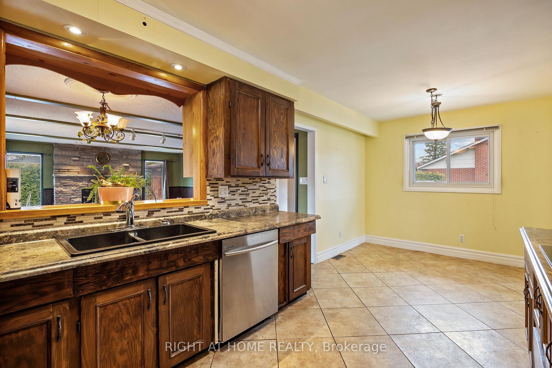 Photo 6 of 33 Jeanne Court, Whitby, Blue Grass Meadows — HOMEH
