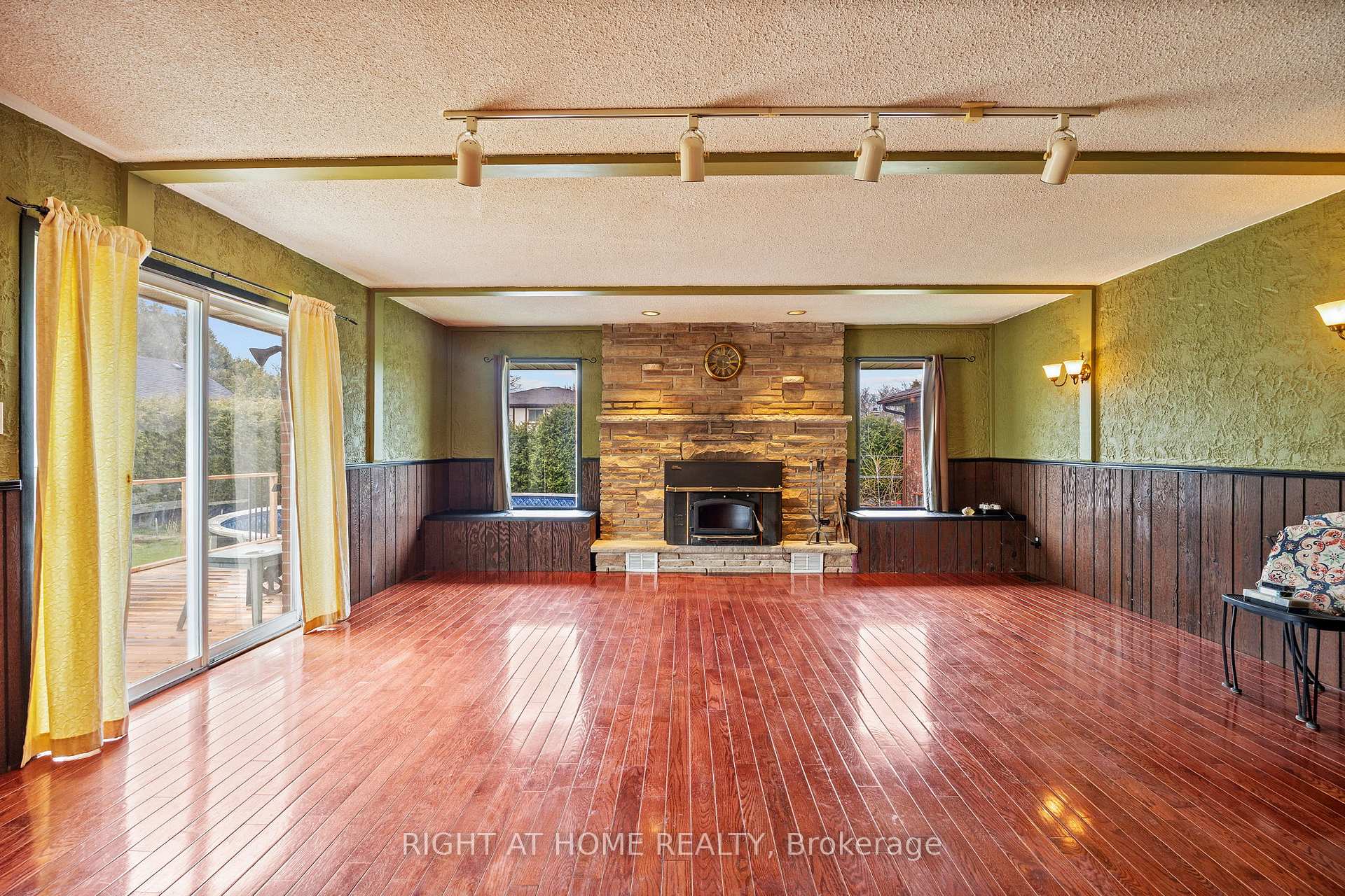 Photo 7 of 33 Jeanne Court, Whitby, Blue Grass Meadows — HOMEH