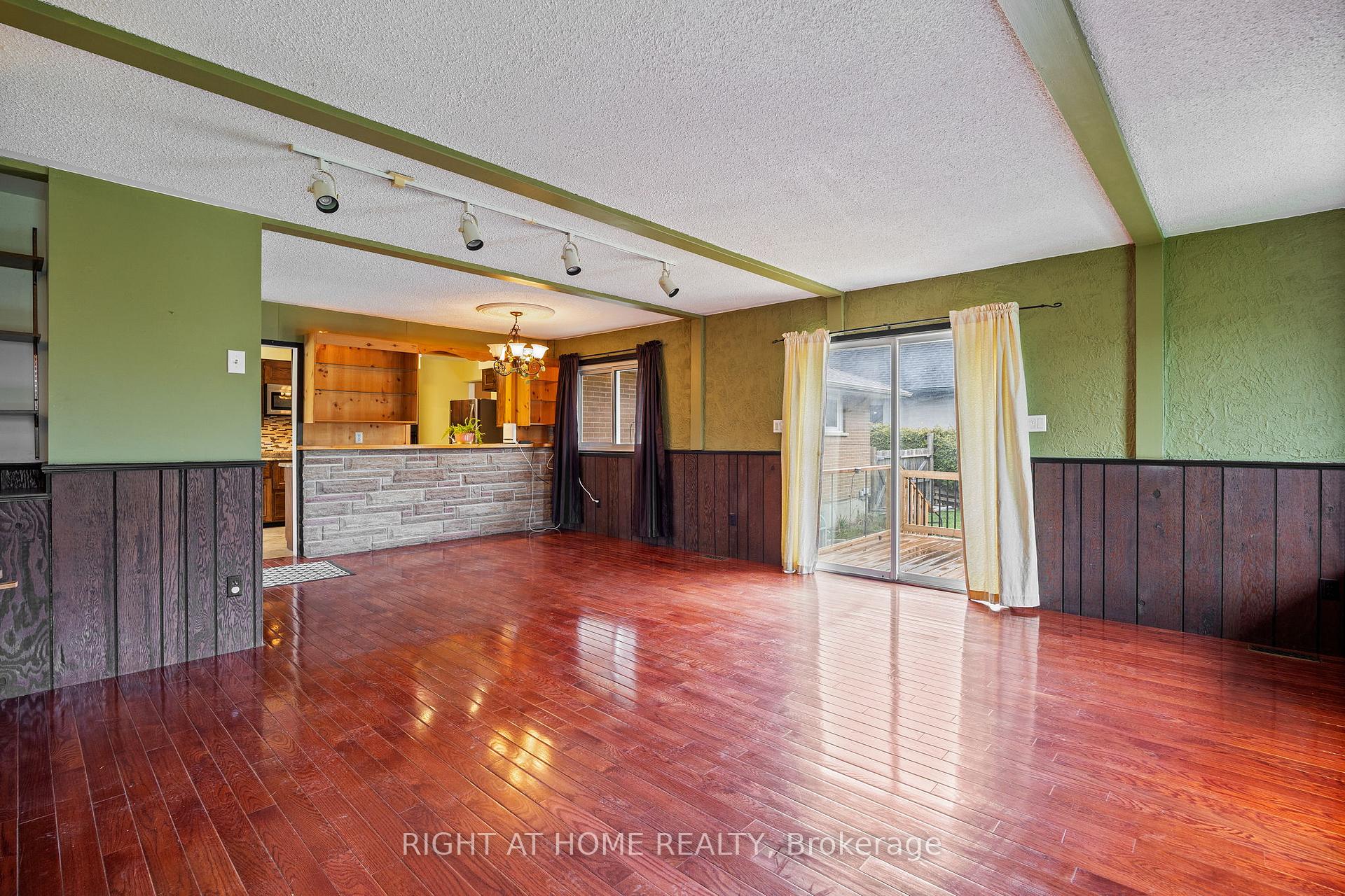 Photo 8 of 33 Jeanne Court, Whitby, Blue Grass Meadows — HOMEH