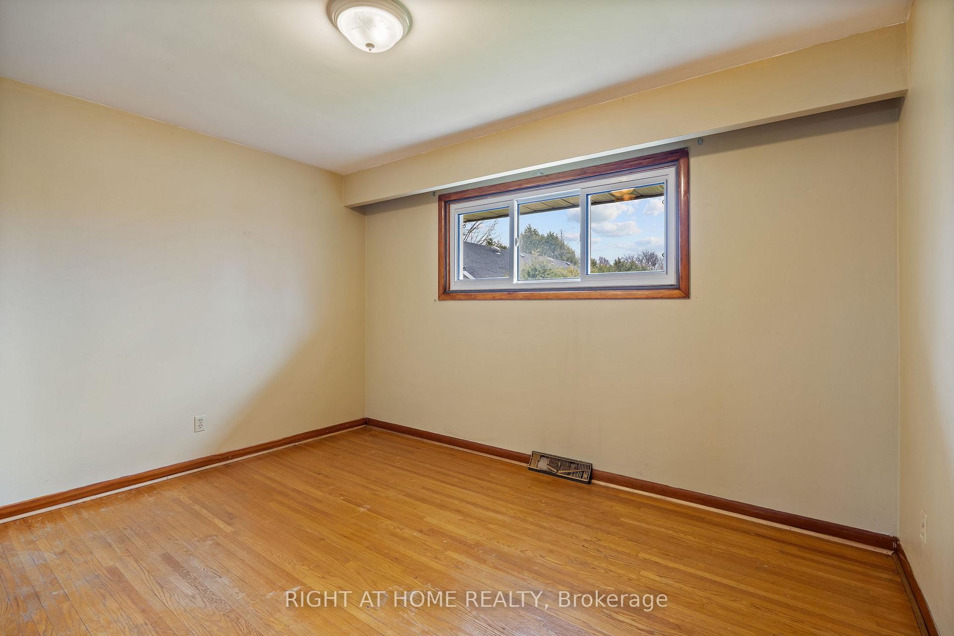 Photo 11 of 33 Jeanne Court, Whitby, Blue Grass Meadows — HOMEH