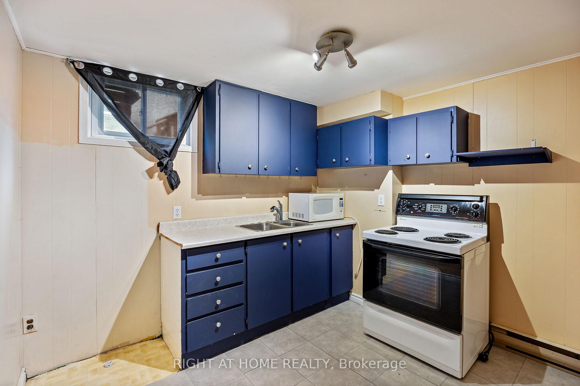 Photo 12 of 33 Jeanne Court, Whitby, Blue Grass Meadows — HOMEH