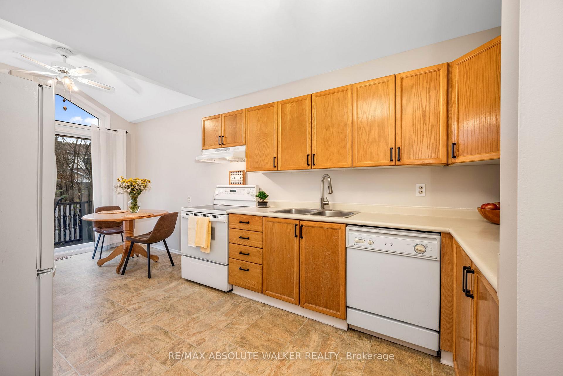 Photo 10 of 556 Latour Crescent, Ottawa, Fallingbrook/Gardenway South — HOMEH