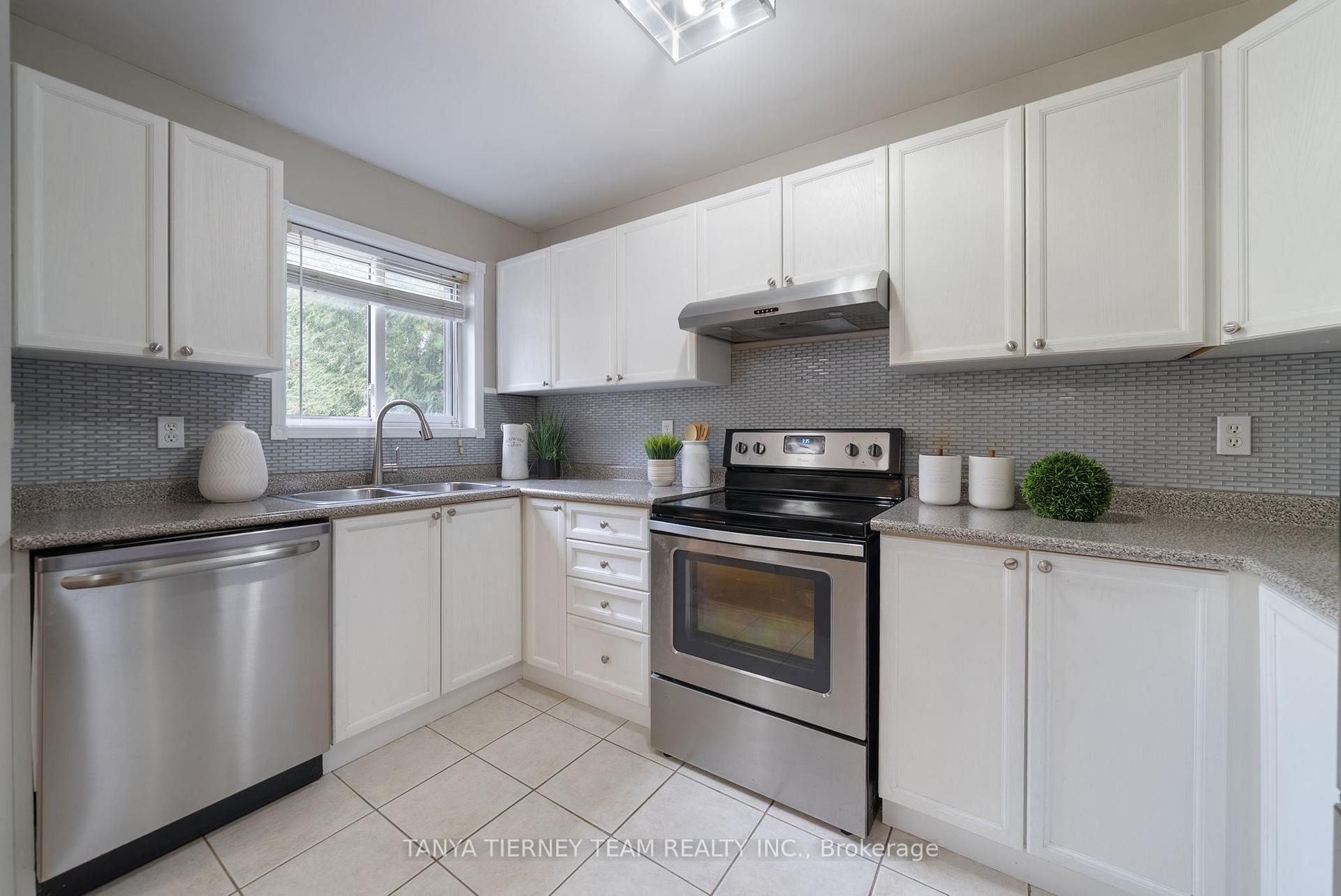 Photo 11 of 62 Wessex Drive, Whitby, Brooklin — HOMEH