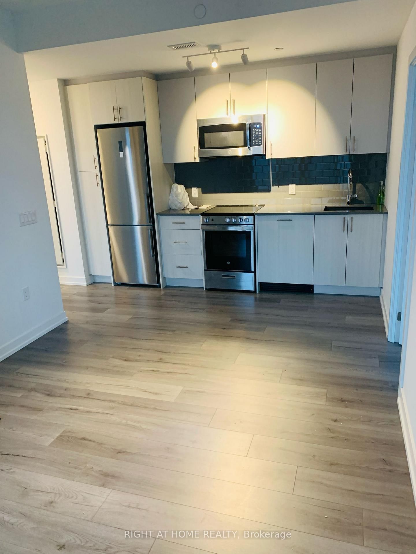 Photo 3 of Unit 902, 1195 The Queensway, Etobicoke, Islington-City Centre West — HOMEH