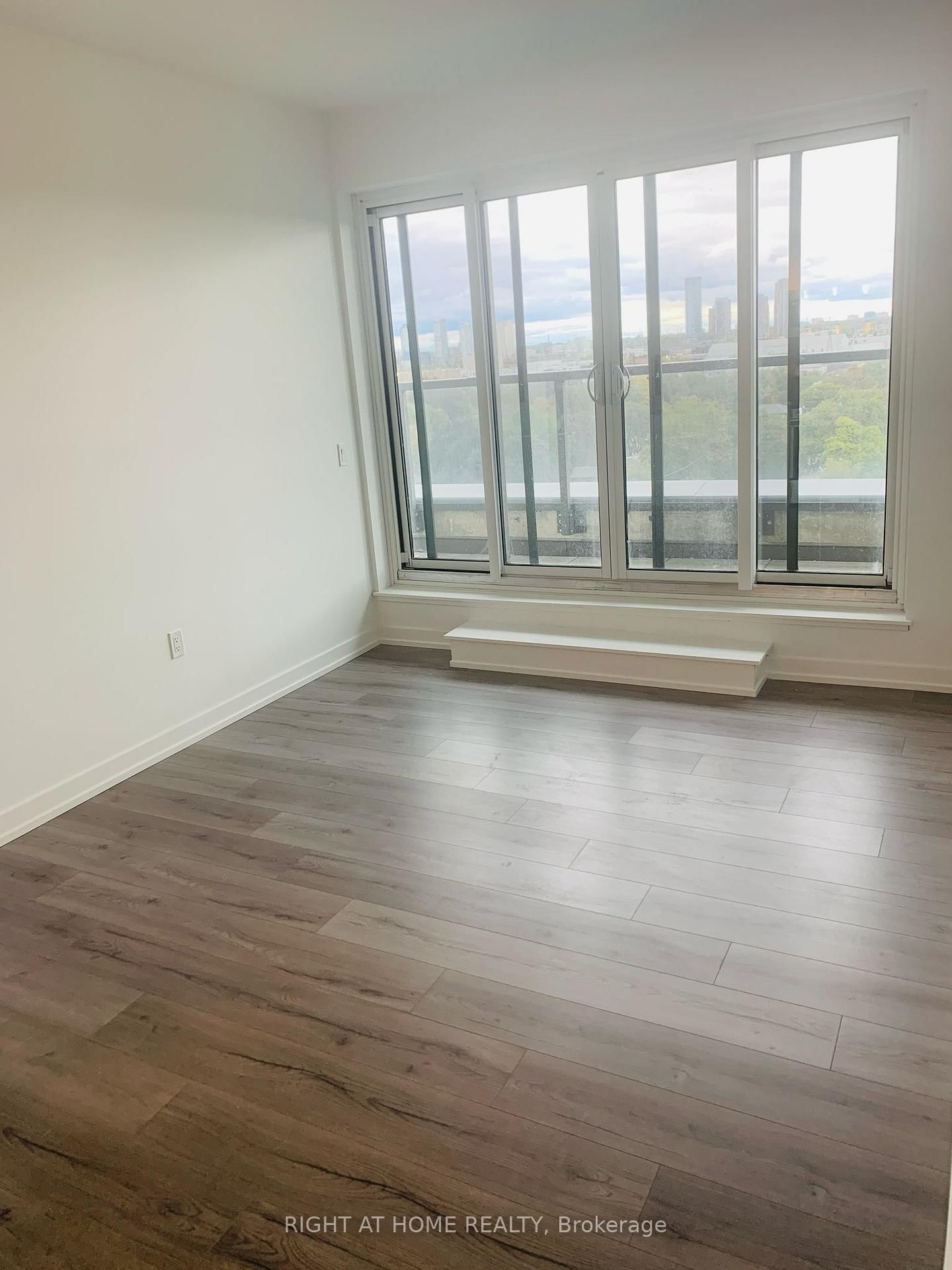 Photo 5 of Unit 902, 1195 The Queensway, Etobicoke, Islington-City Centre West — HOMEH