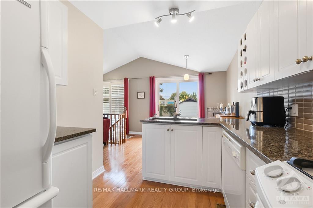 Photo 10 of 949 Markwick Crescent, Ottawa, Notting Hill/Summerside — HOMEH