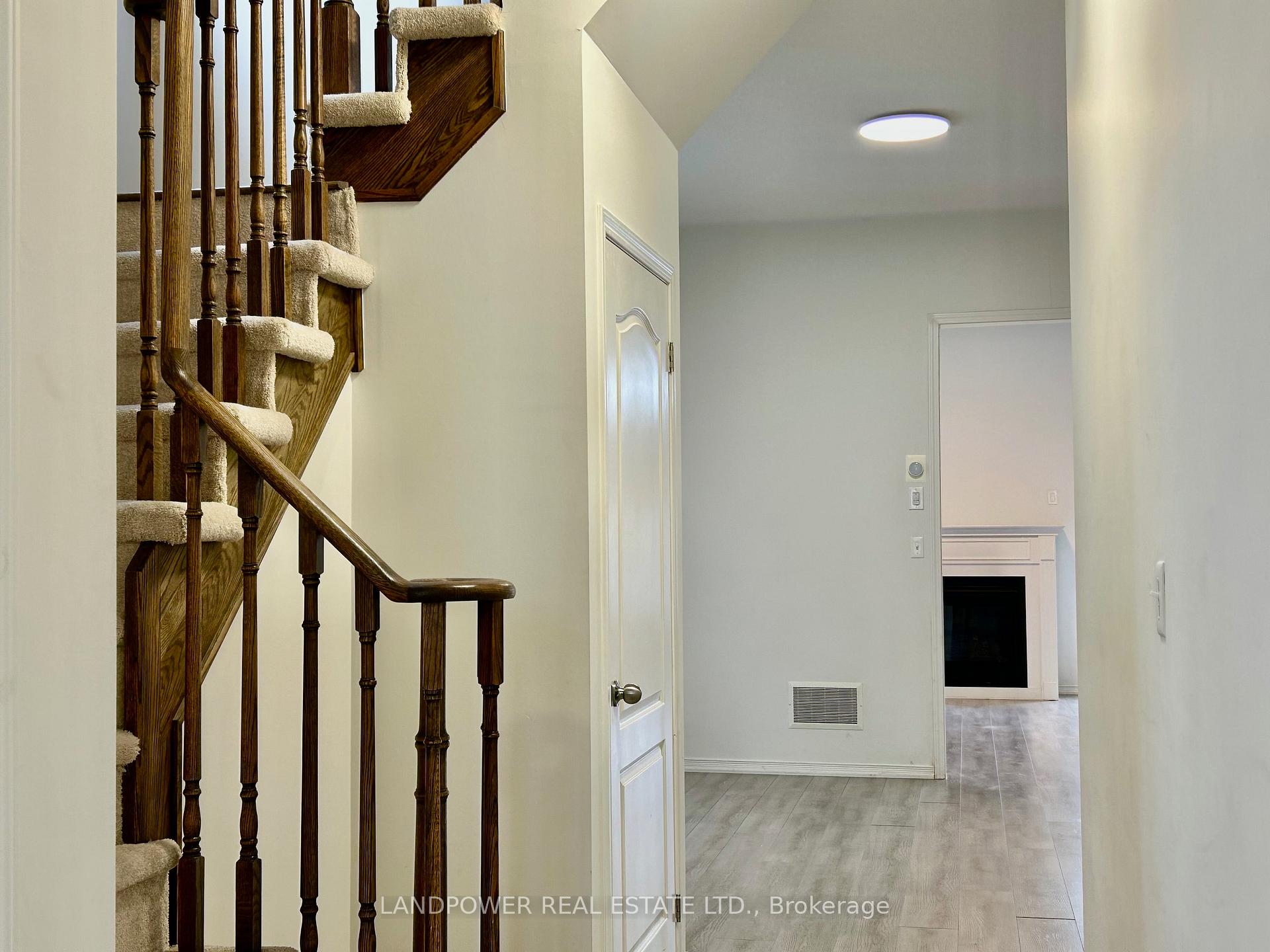 Photo 2 of 2392 Dress Circle Crescent, Oshawa, Windfields — HOMEH