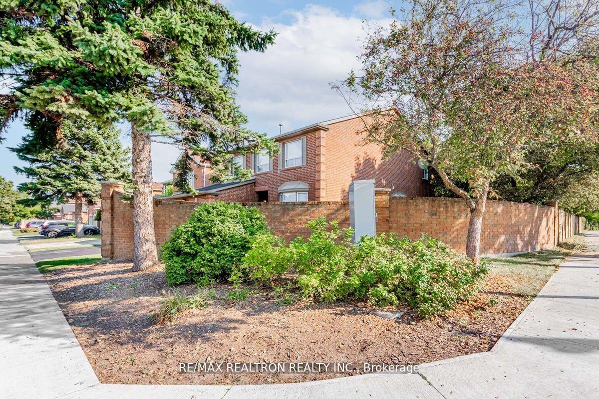 Photo 2 of 209 Charles Street, Vaughan, Crestwood-Springfarm-Yorkhill — HOMEH