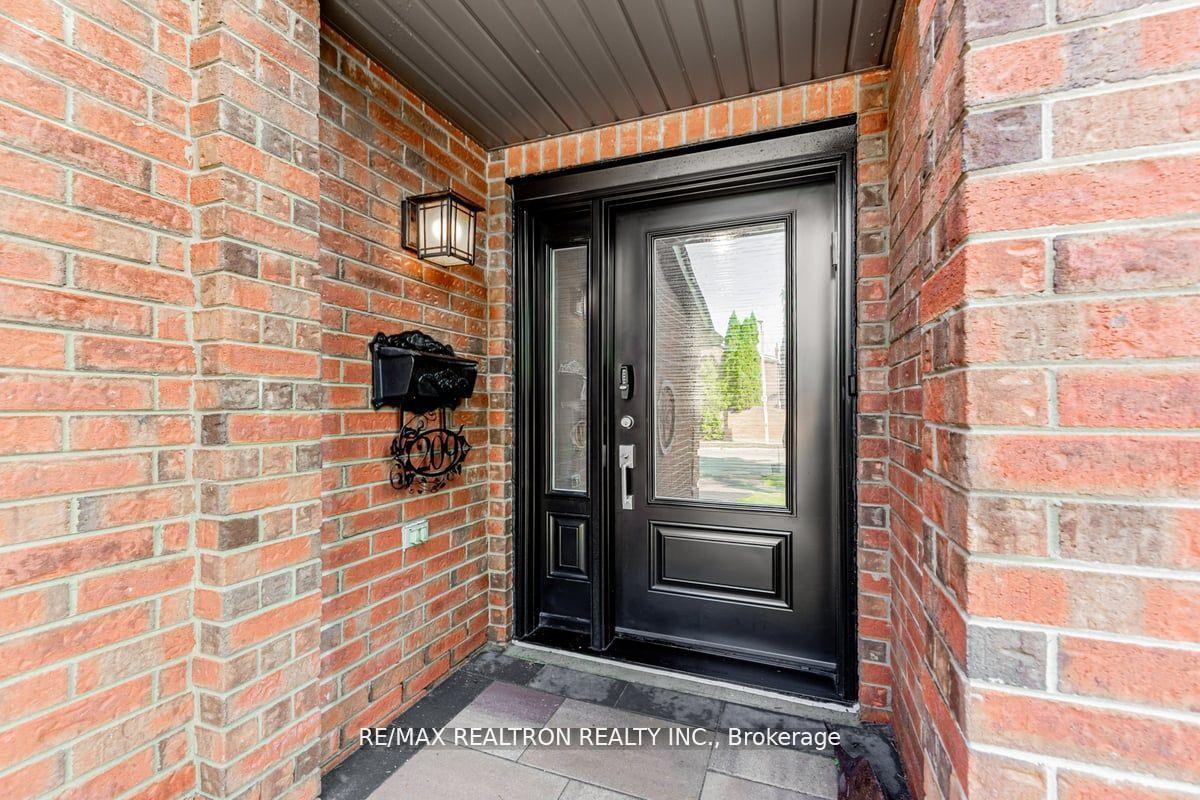 Photo 3 of 209 Charles Street, Vaughan, Crestwood-Springfarm-Yorkhill — HOMEH