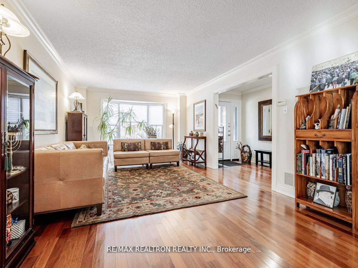 Photo 4 of 209 Charles Street, Vaughan, Crestwood-Springfarm-Yorkhill — HOMEH