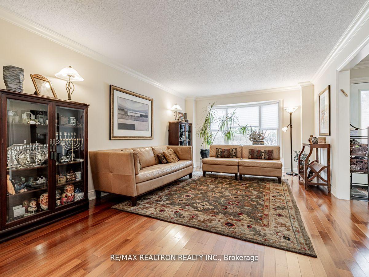 Photo 5 of 209 Charles Street, Vaughan, Crestwood-Springfarm-Yorkhill — HOMEH